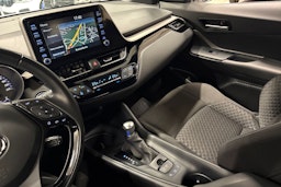 valkoinen Toyota C-HR 2022 kuva 22.