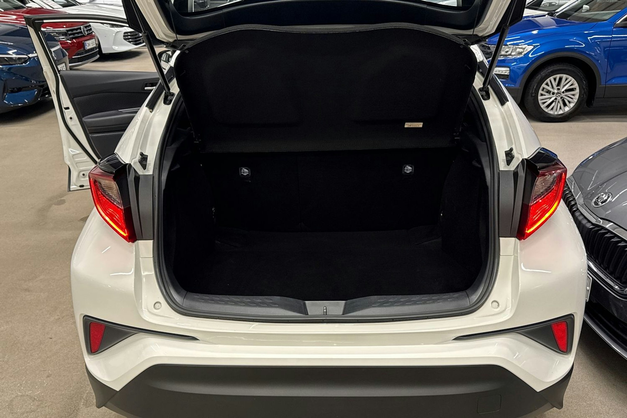 valkoinen Toyota C-HR 2022 kuva 23.