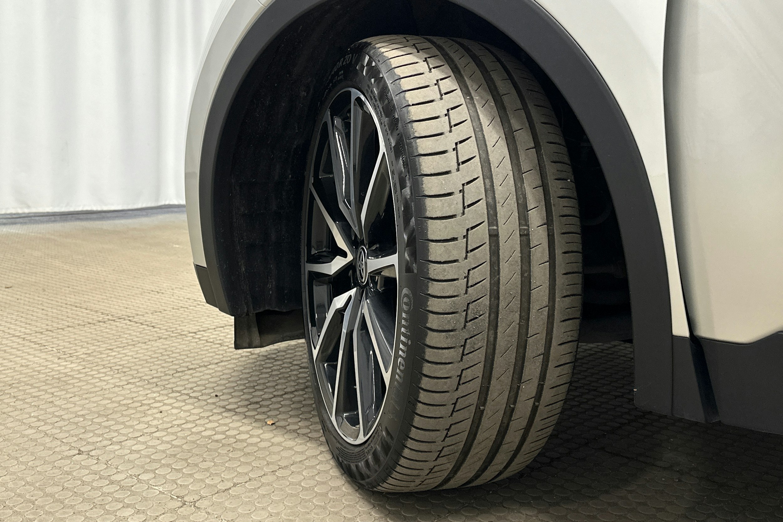 harmaa Toyota C-HR 2023 kuva 13.
