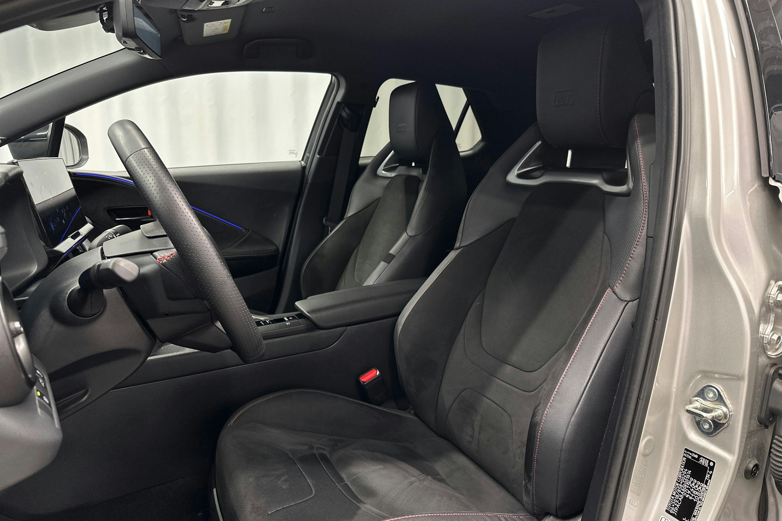 harmaa Toyota C-HR 2023 kuva 16.