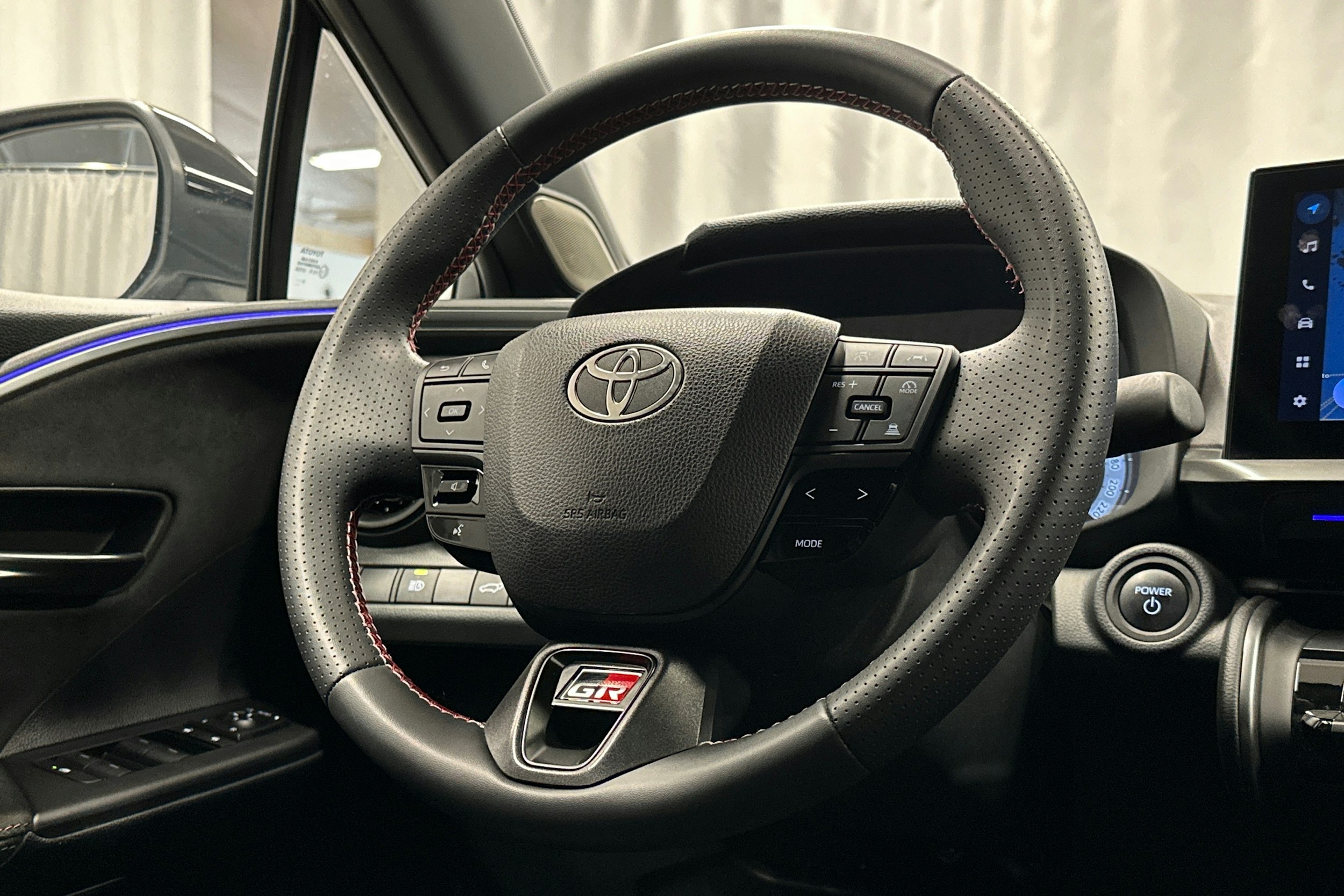 harmaa Toyota C-HR 2023 kuva 18.