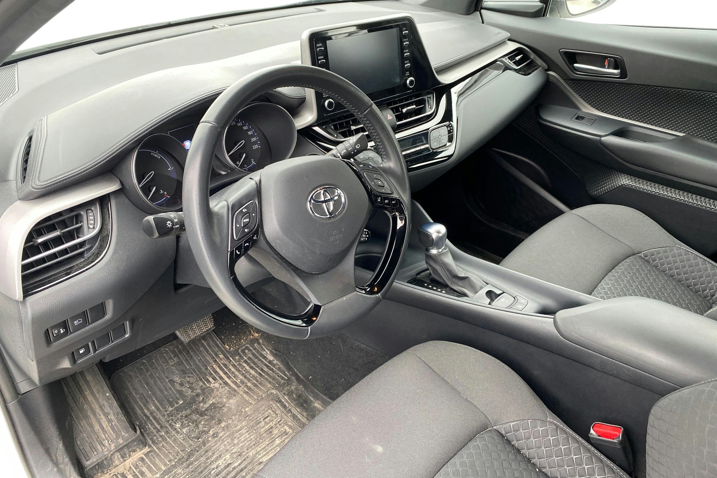 valkoinen Toyota C-HR 2023 kuva 3.