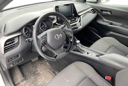 valkoinen Toyota C-HR 2023 kuva 3.