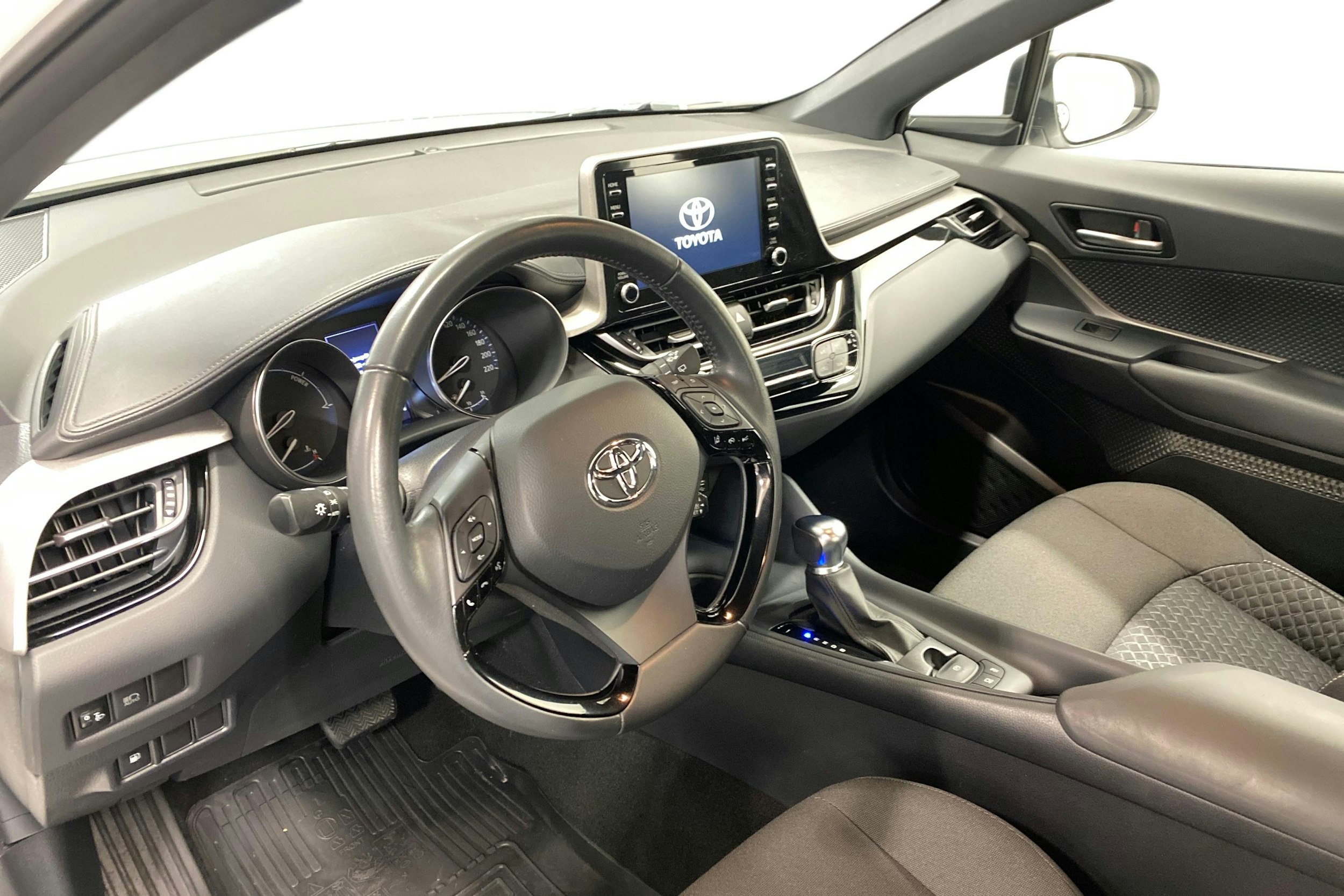 valkoinen Toyota C-HR 2023 kuva 7.