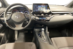 valkoinen Toyota C-HR 2023 kuva 9.
