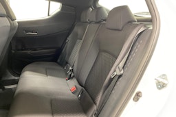 valkoinen Toyota C-HR 2023 kuva 10.