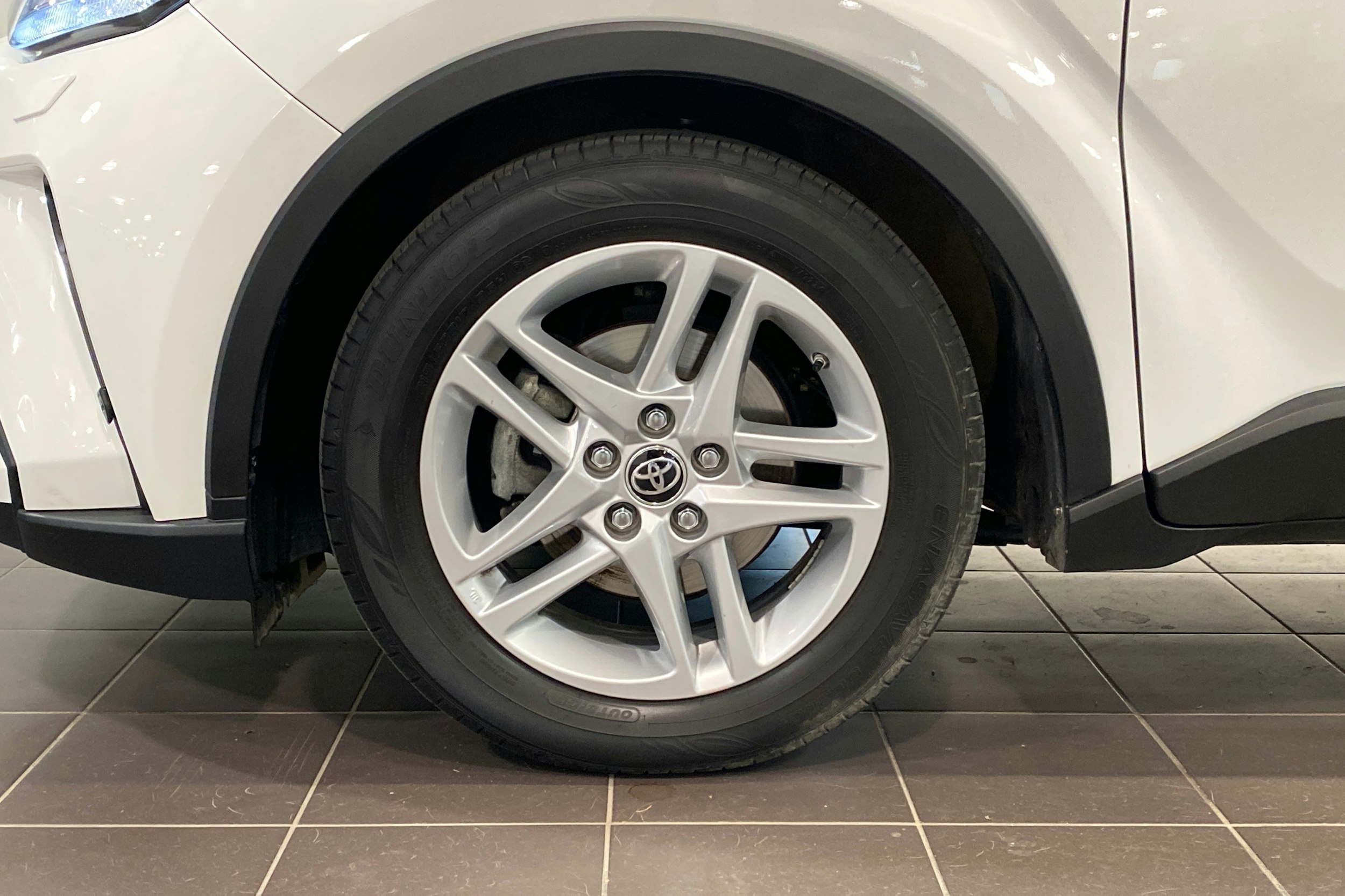 valkoinen Toyota C-HR 2023 kuva 11.