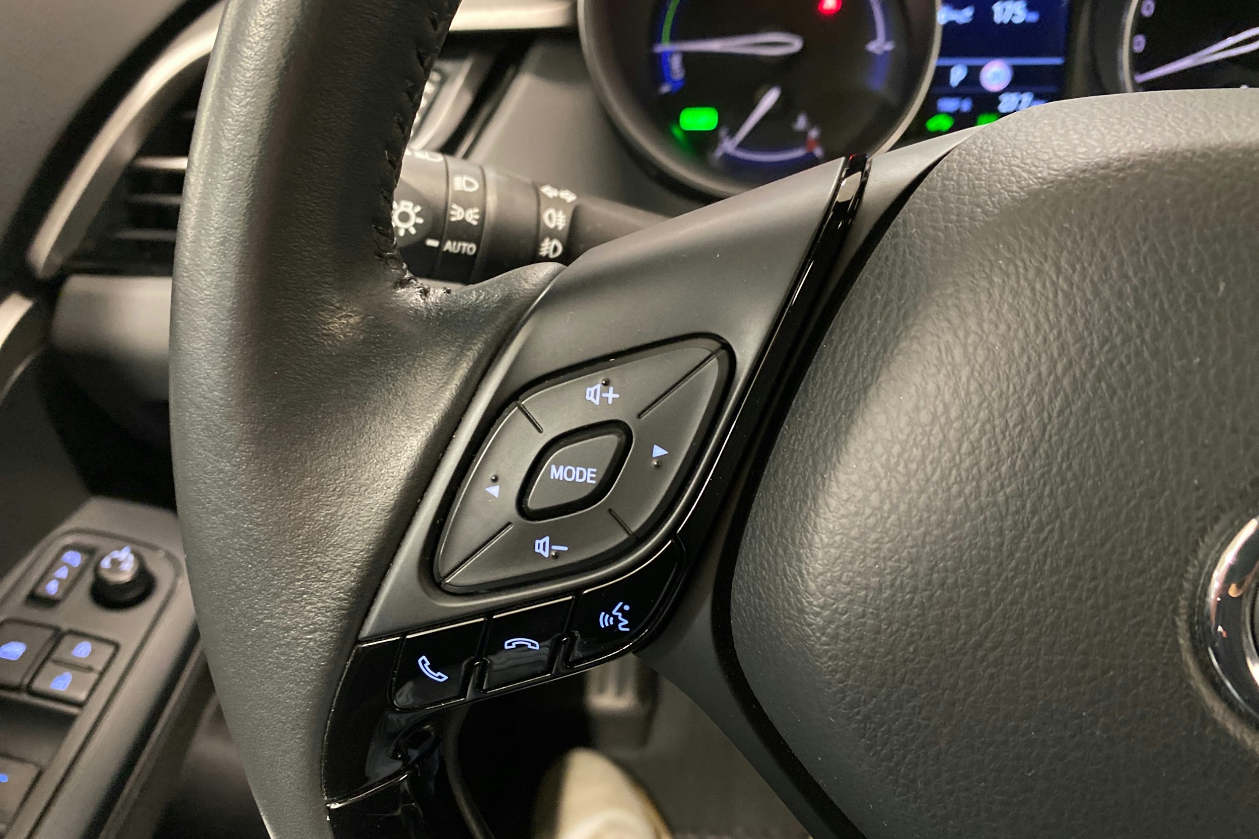 valkoinen Toyota C-HR 2023 kuva 14.