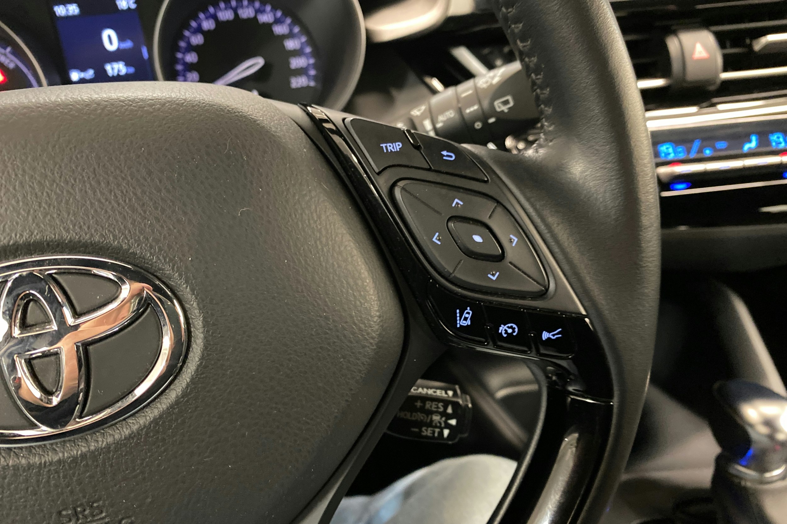 valkoinen Toyota C-HR 2023 kuva 15.