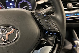 valkoinen Toyota C-HR 2023 kuva 15.