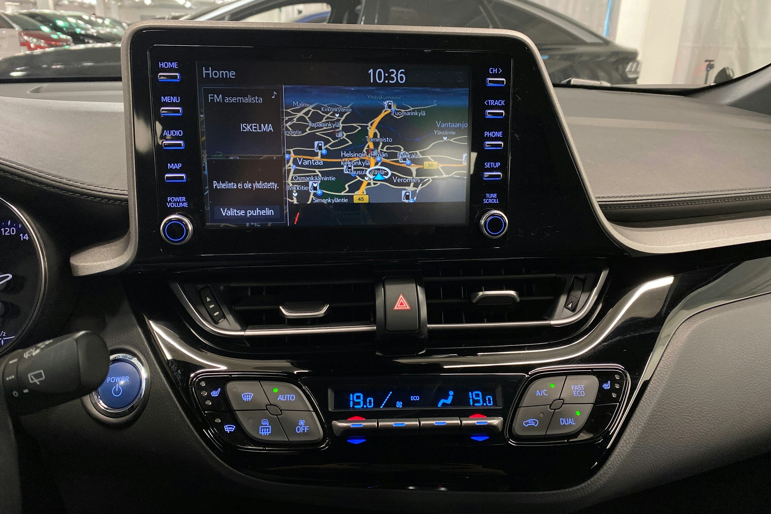 valkoinen Toyota C-HR 2023 kuva 17.