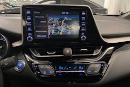 valkoinen Toyota C-HR 2023 kuva 17.