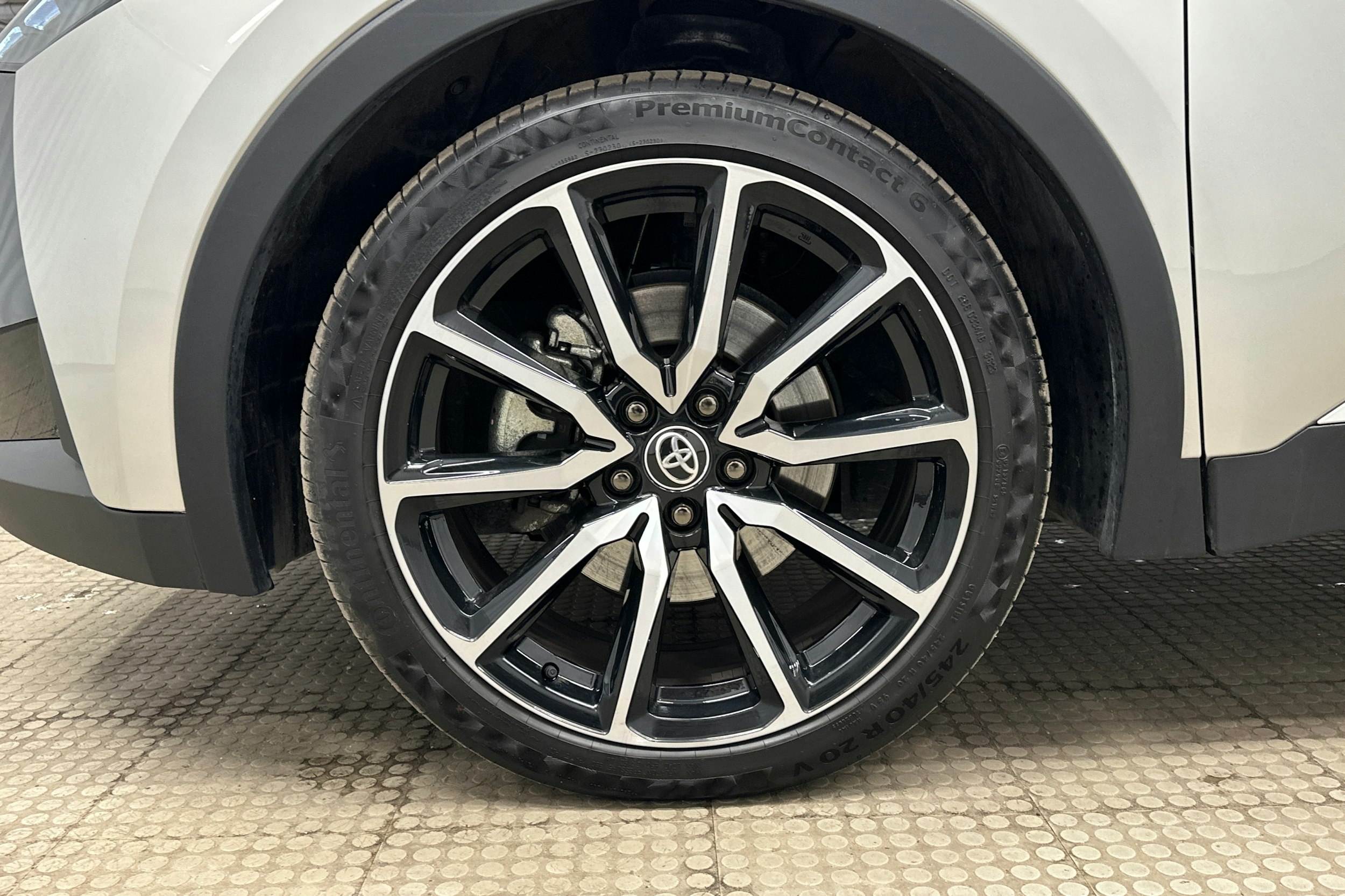 harmaa Toyota C-HR 2024 kuva 11.