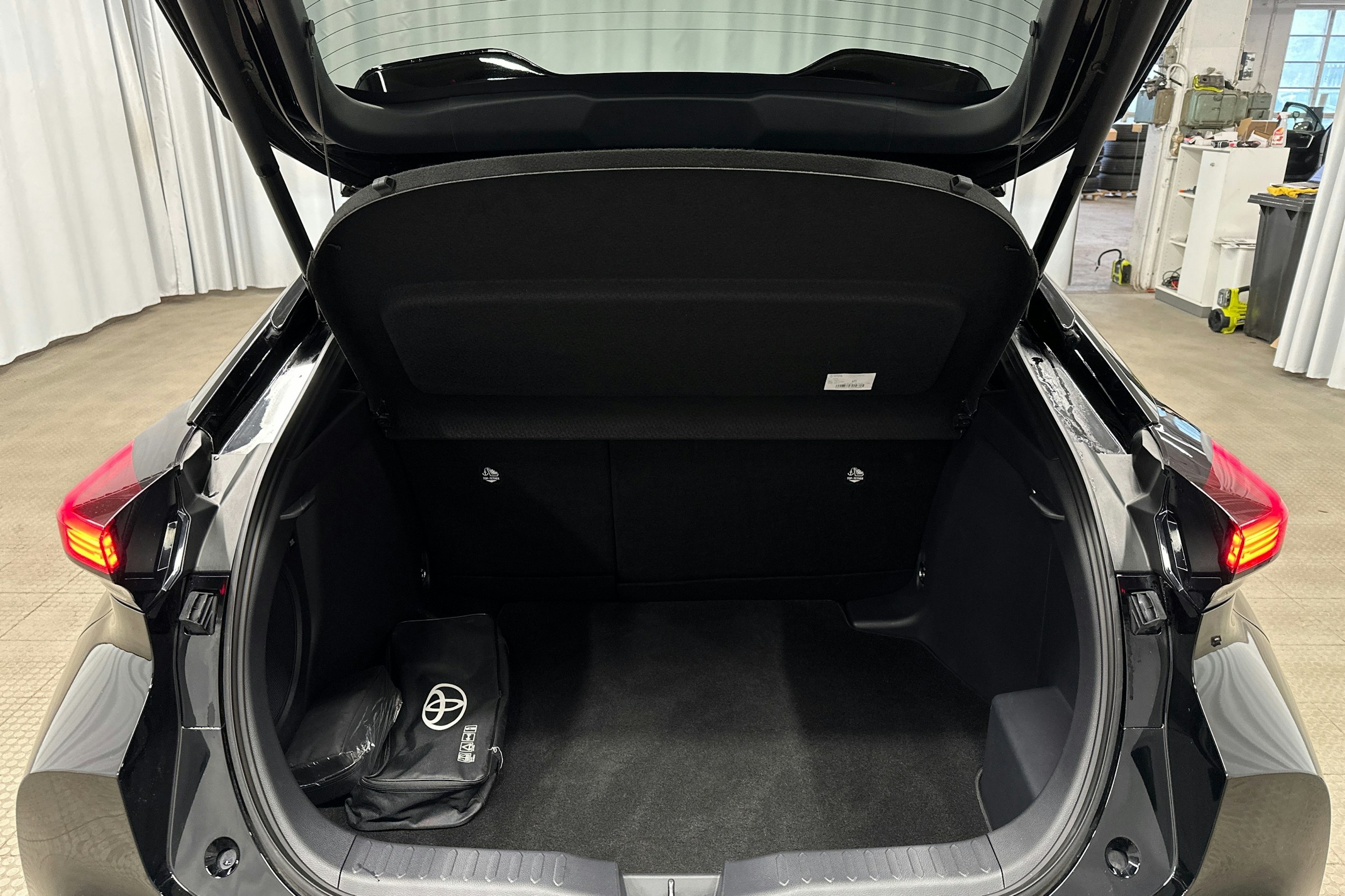 harmaa Toyota C-HR 2024 kuva 27.