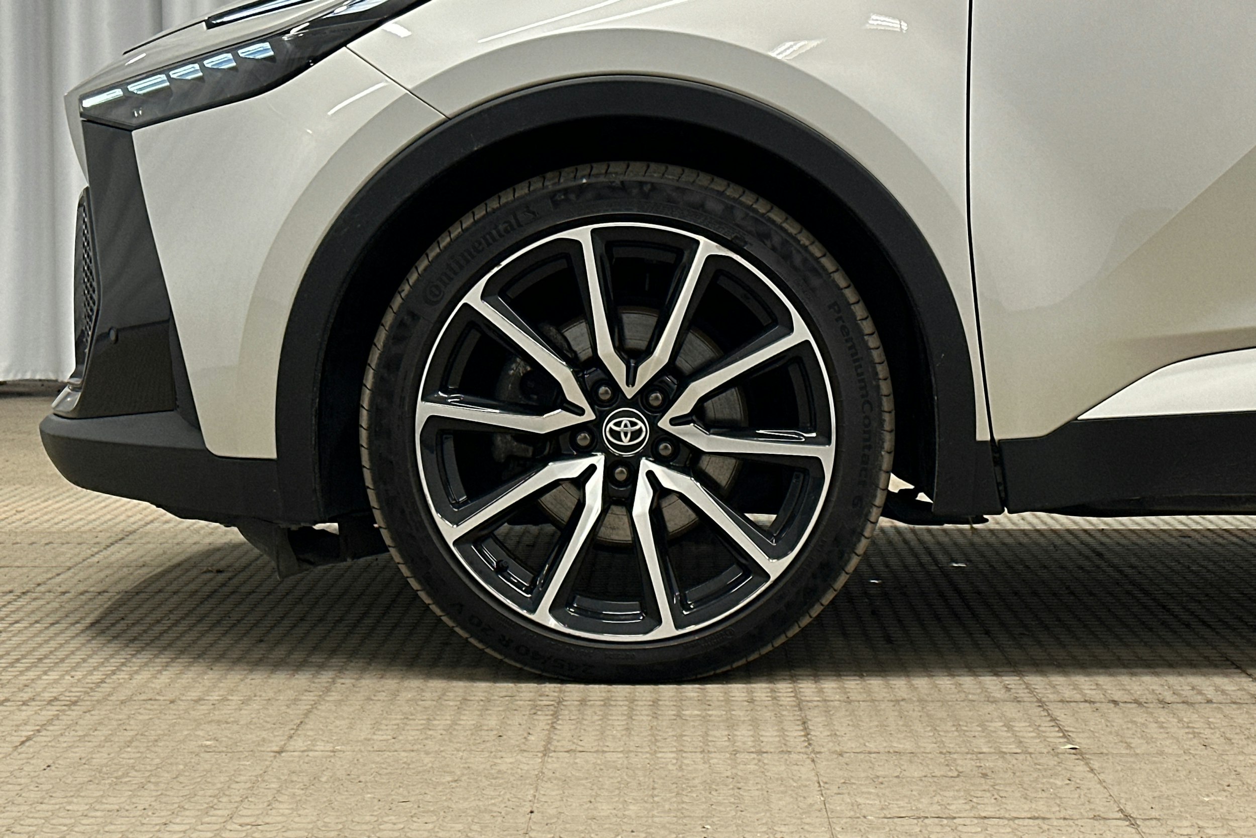 harmaa Toyota C-HR 2023 kuva 11.