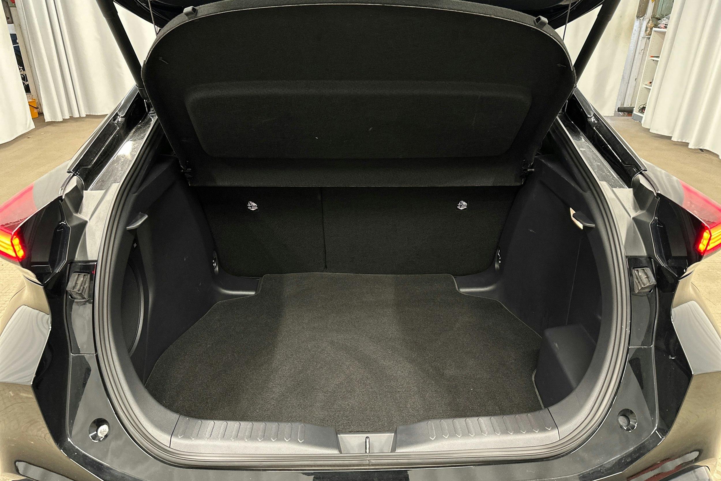 harmaa Toyota C-HR 2023 kuva 14.