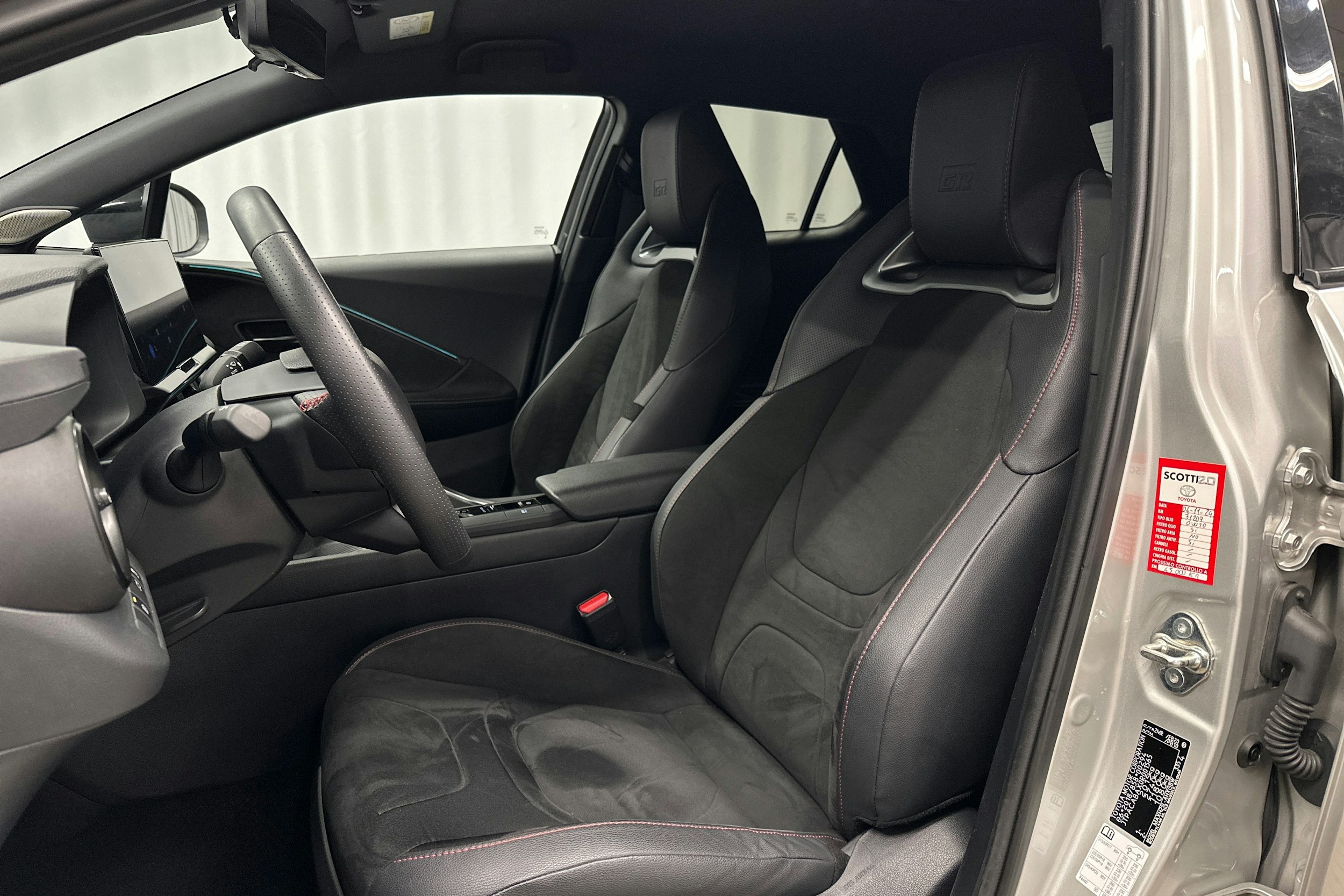 harmaa Toyota C-HR 2023 kuva 16.