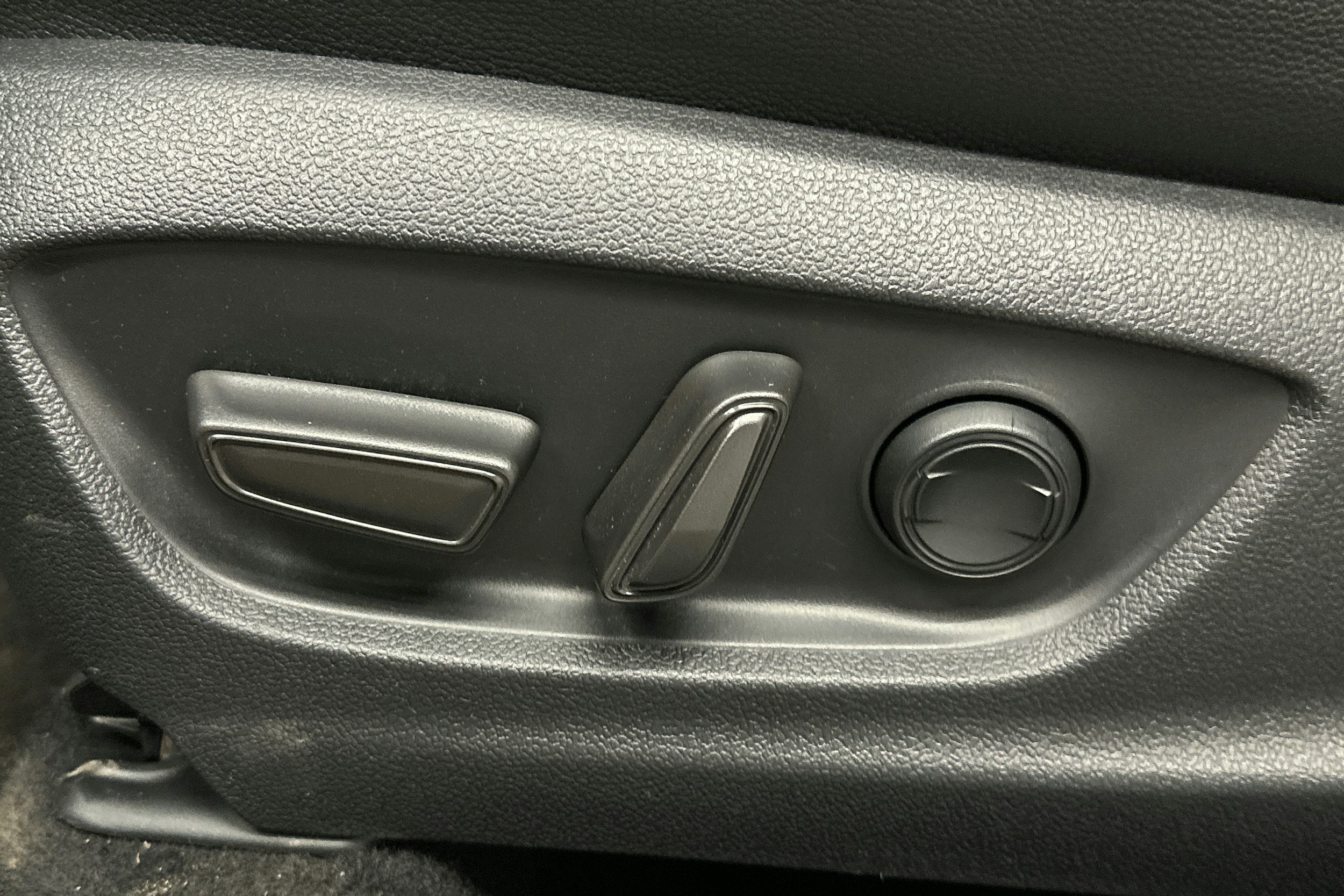 harmaa Toyota C-HR 2023 kuva 17.