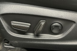 harmaa Toyota C-HR 2023 kuva 17.