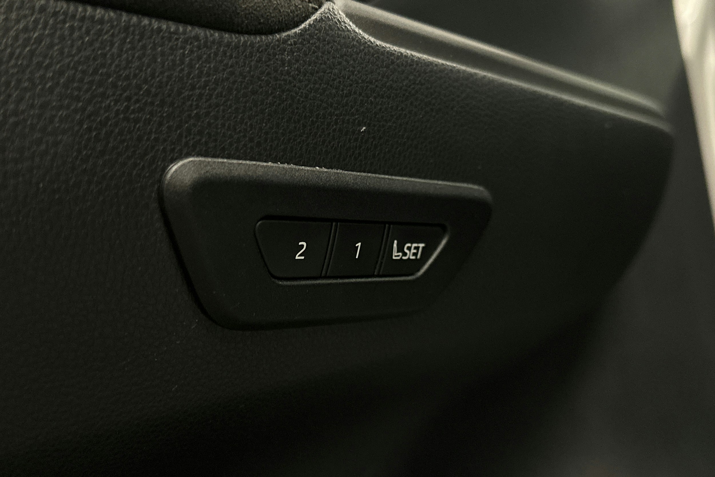 harmaa Toyota C-HR 2023 kuva 18.