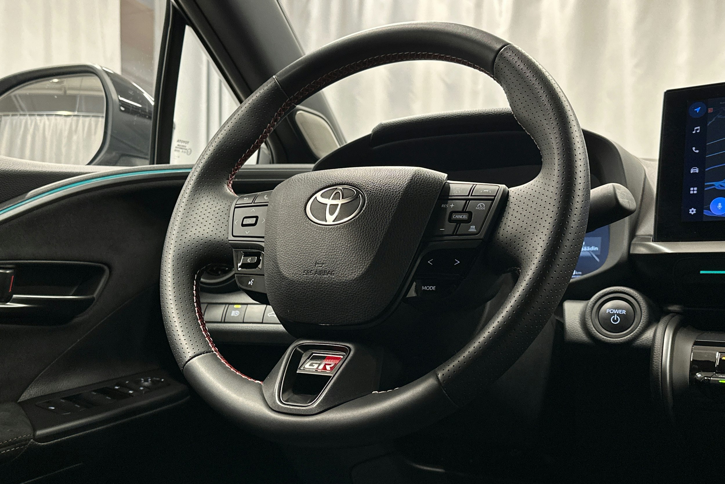 harmaa Toyota C-HR 2023 kuva 19.