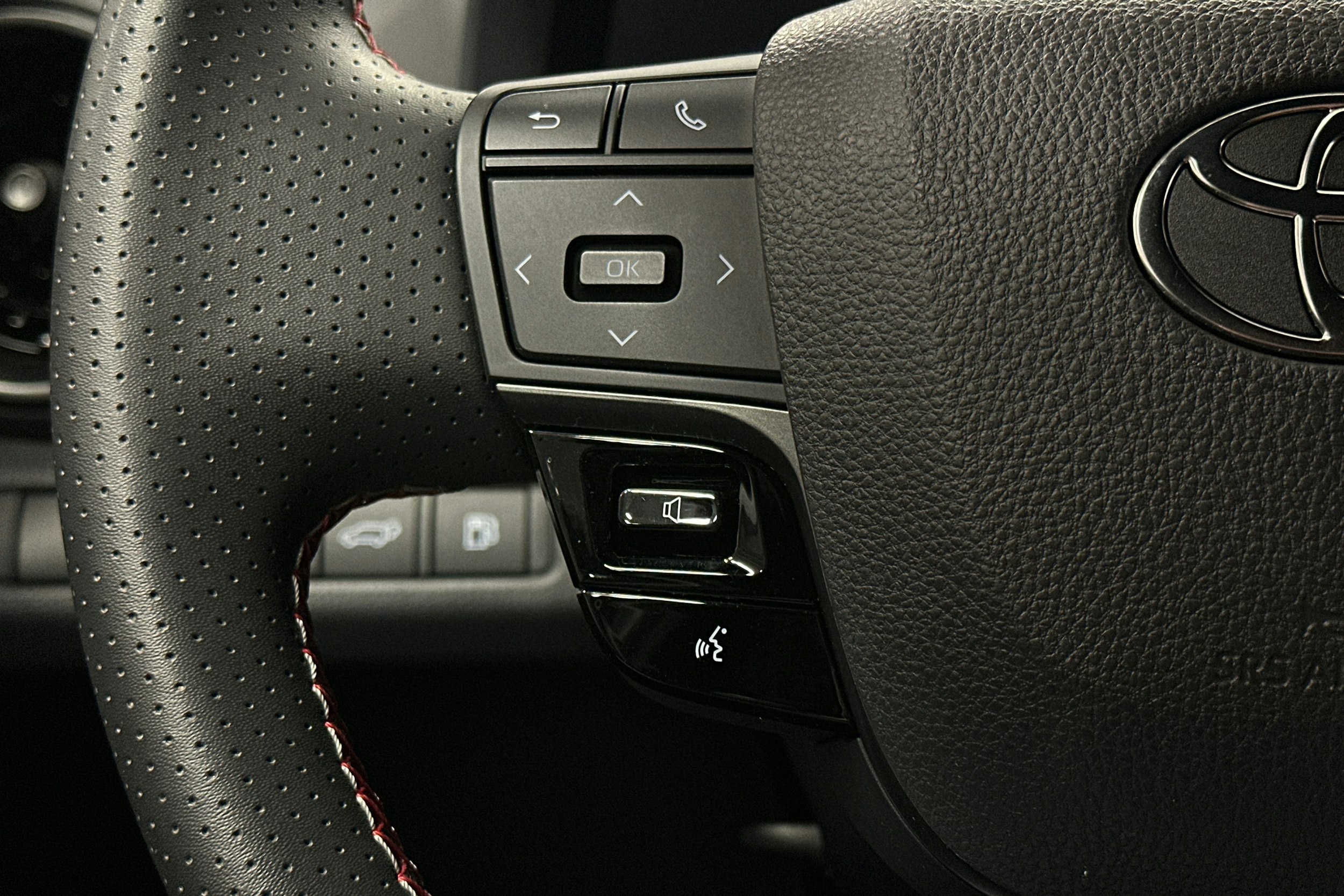 harmaa Toyota C-HR 2023 kuva 20.