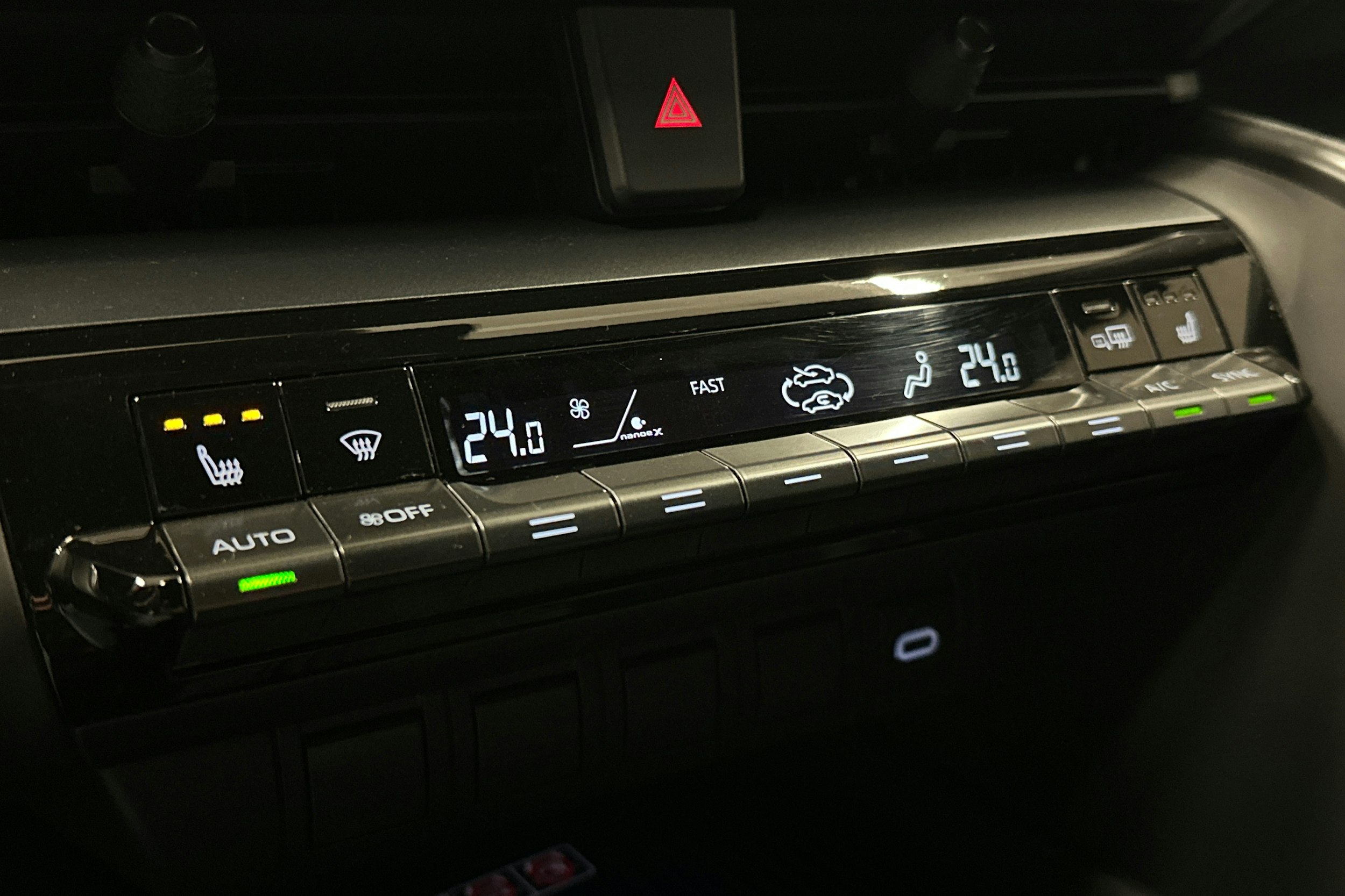 harmaa Toyota C-HR 2023 kuva 32.