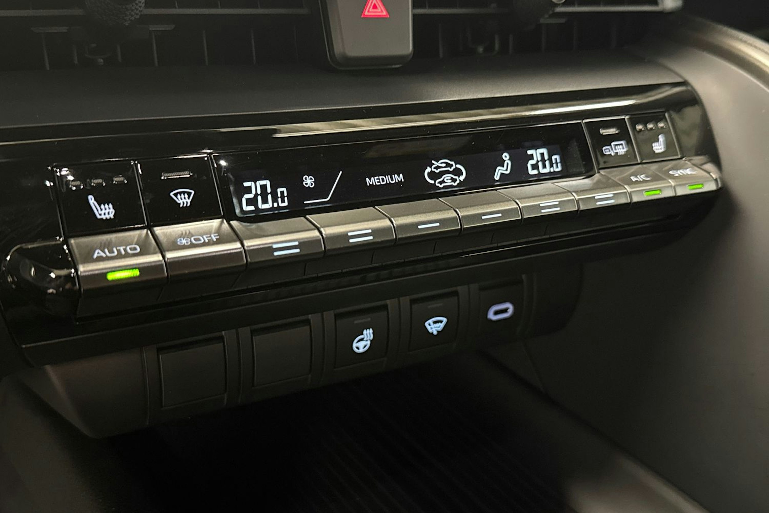 musta Toyota C-HR 2024 kuva 23.