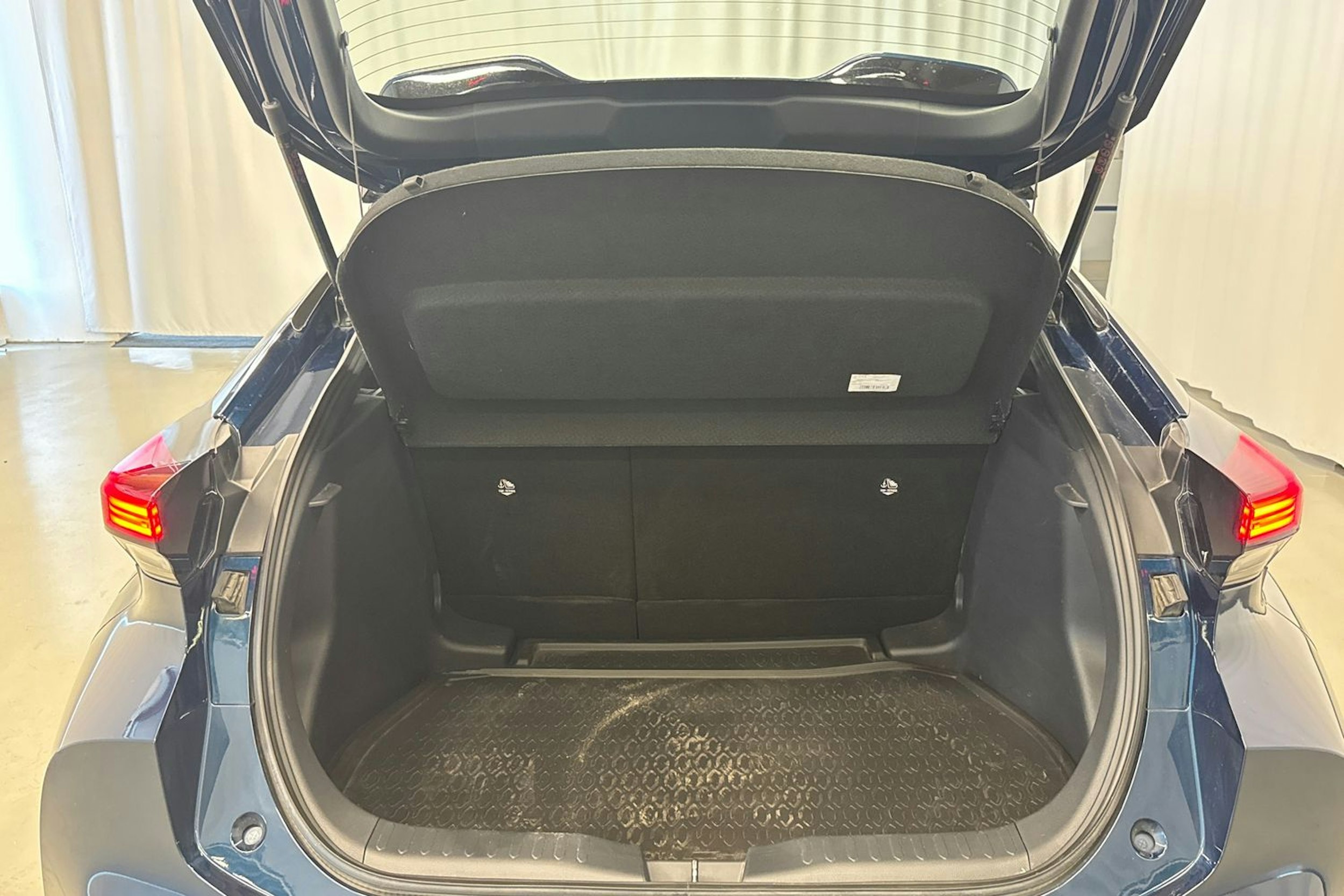 musta Toyota C-HR 2024 kuva 27.