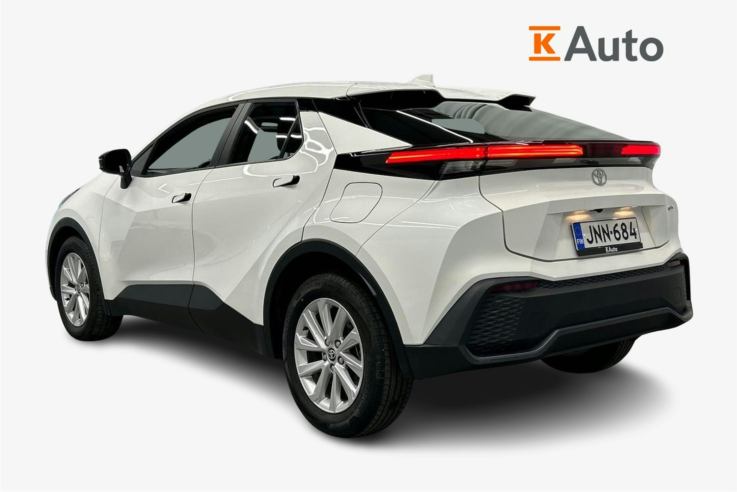 valkoinen Toyota C-HR 2024 kuva 2.