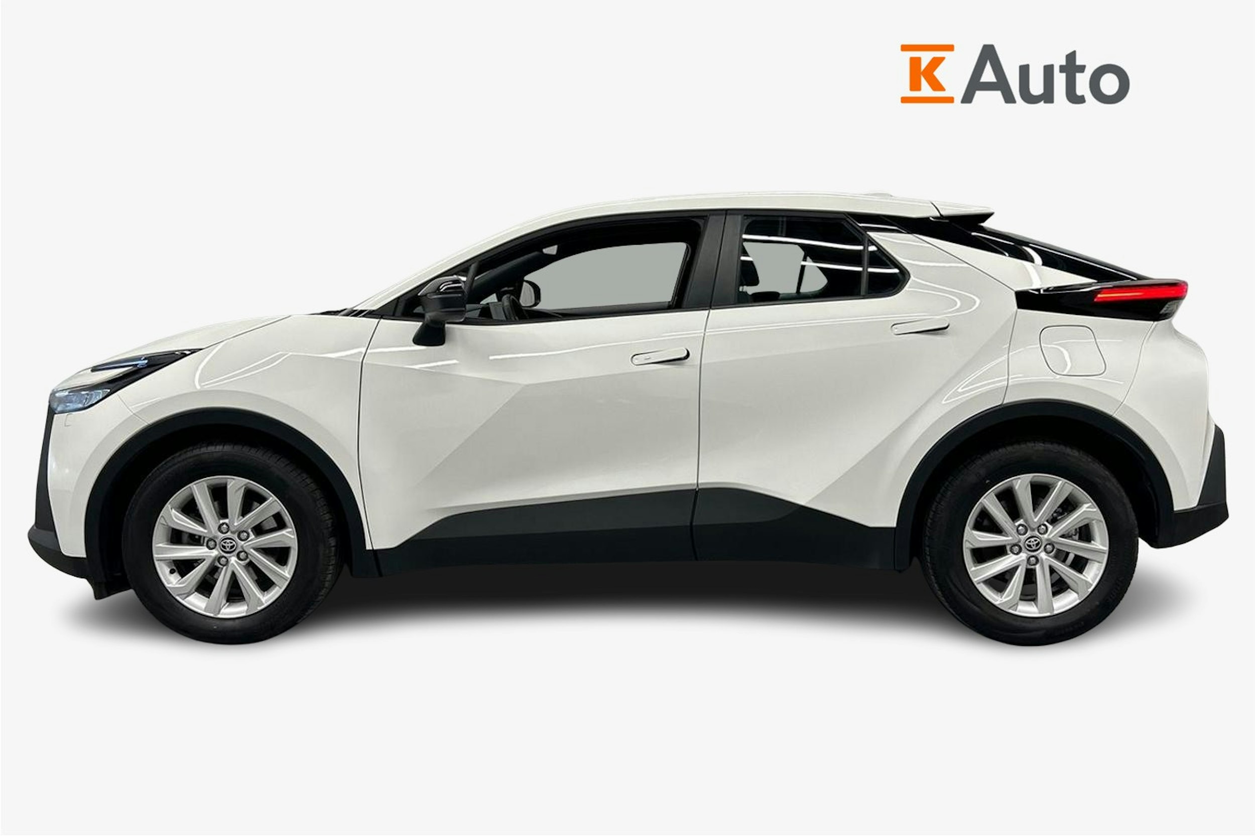 valkoinen Toyota C-HR 2024 kuva 6.