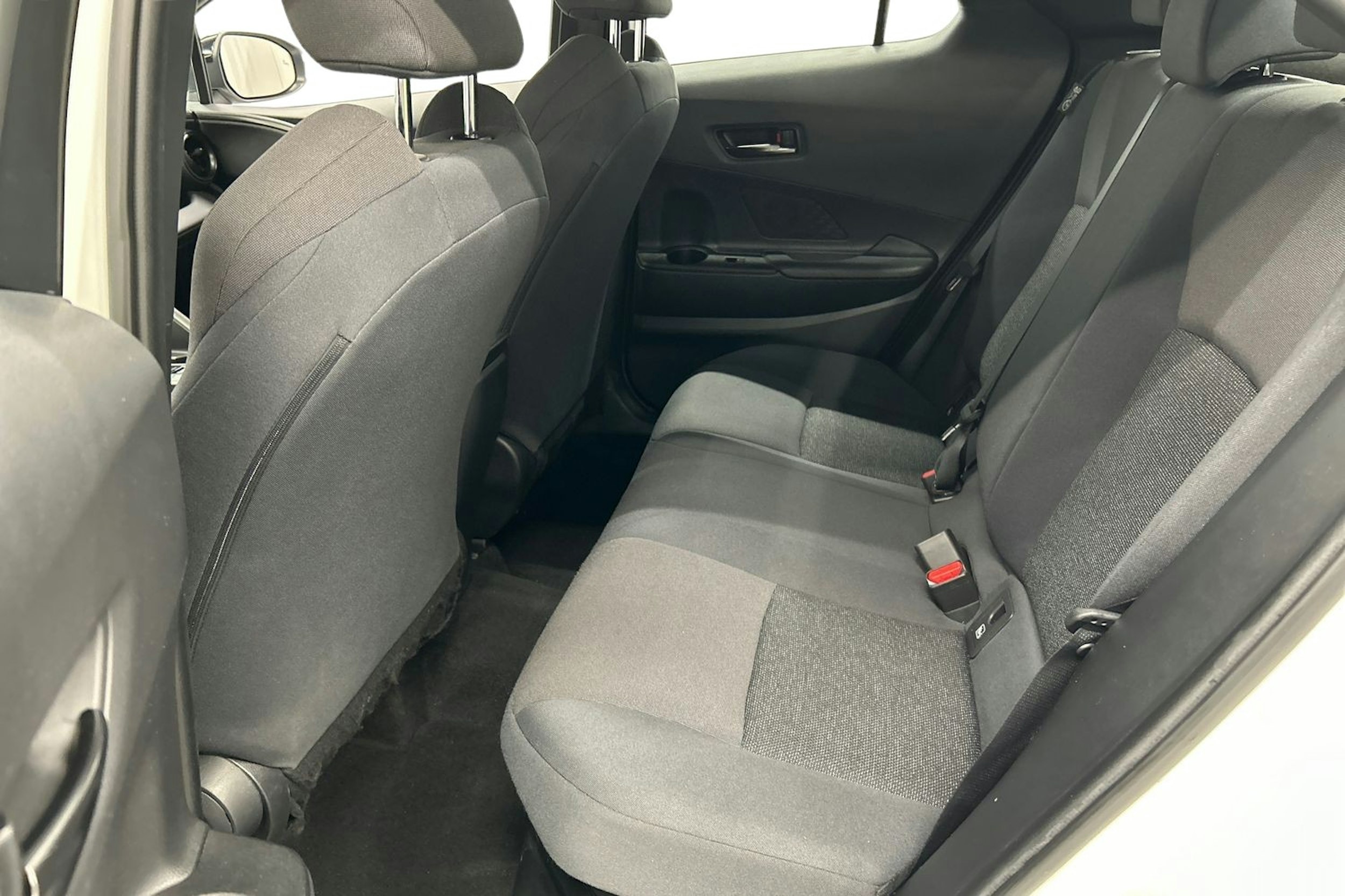 valkoinen Toyota C-HR 2024 kuva 10.
