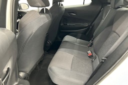 valkoinen Toyota C-HR 2024 kuva 10.