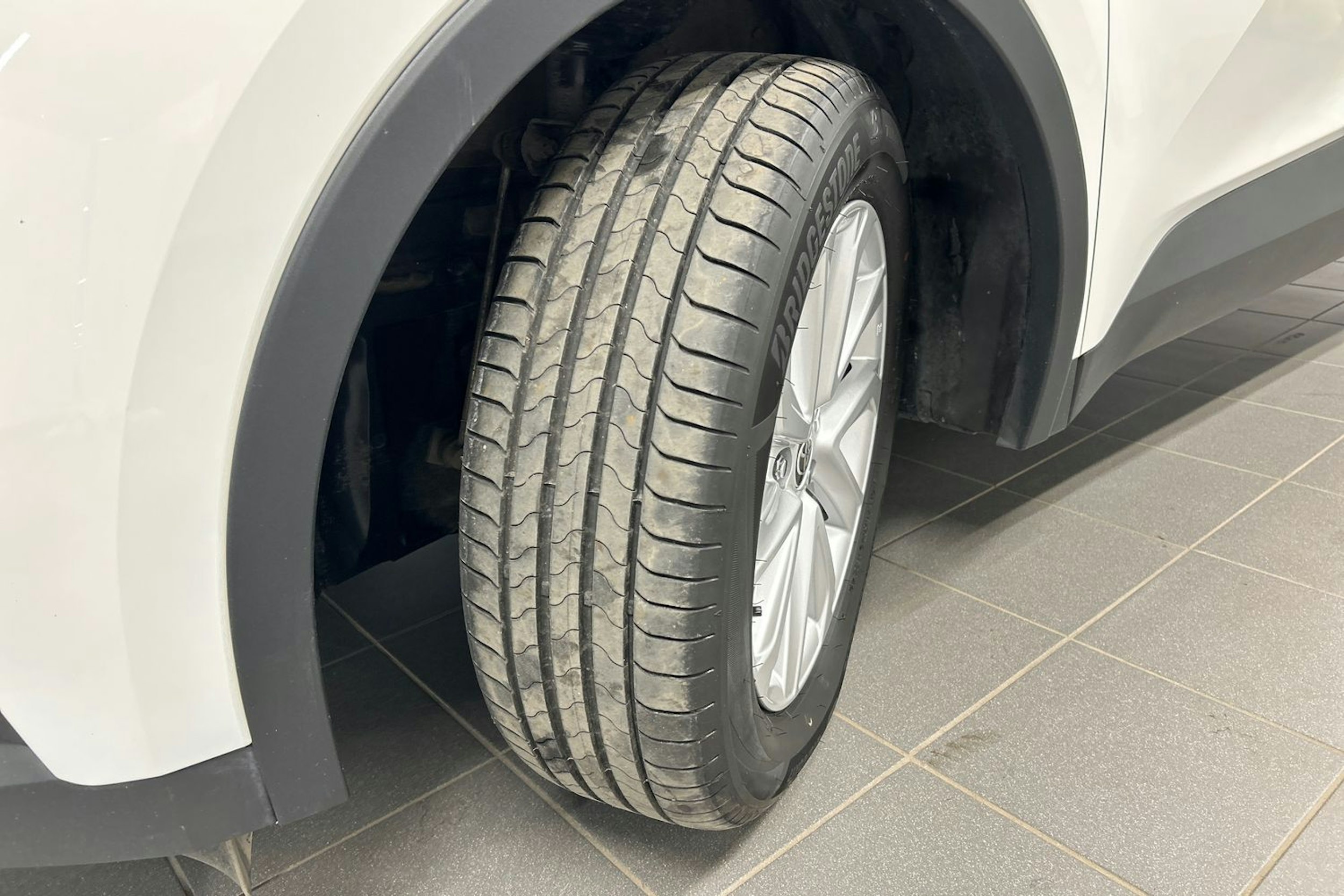 valkoinen Toyota C-HR 2024 kuva 13.