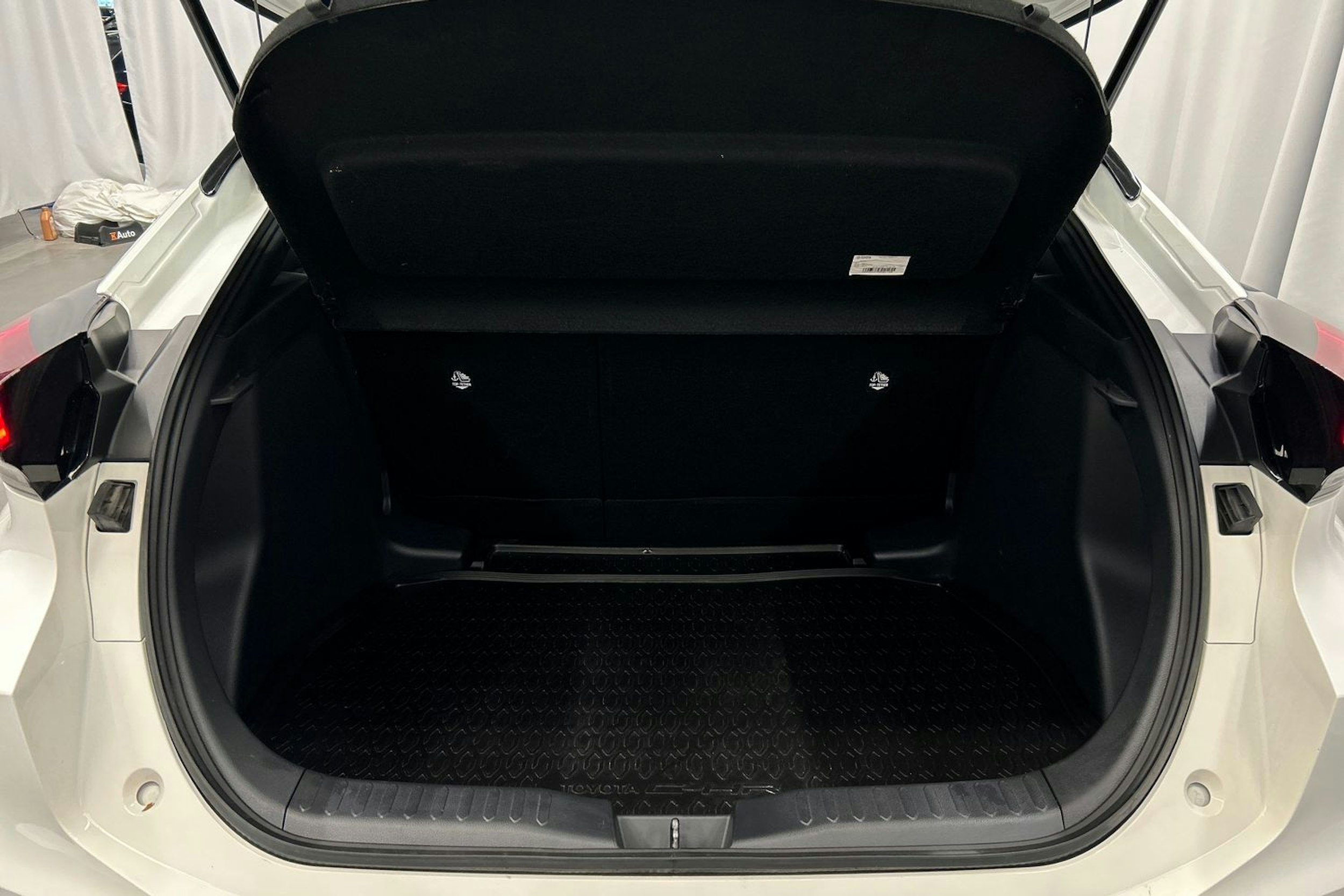 valkoinen Toyota C-HR 2024 kuva 14.