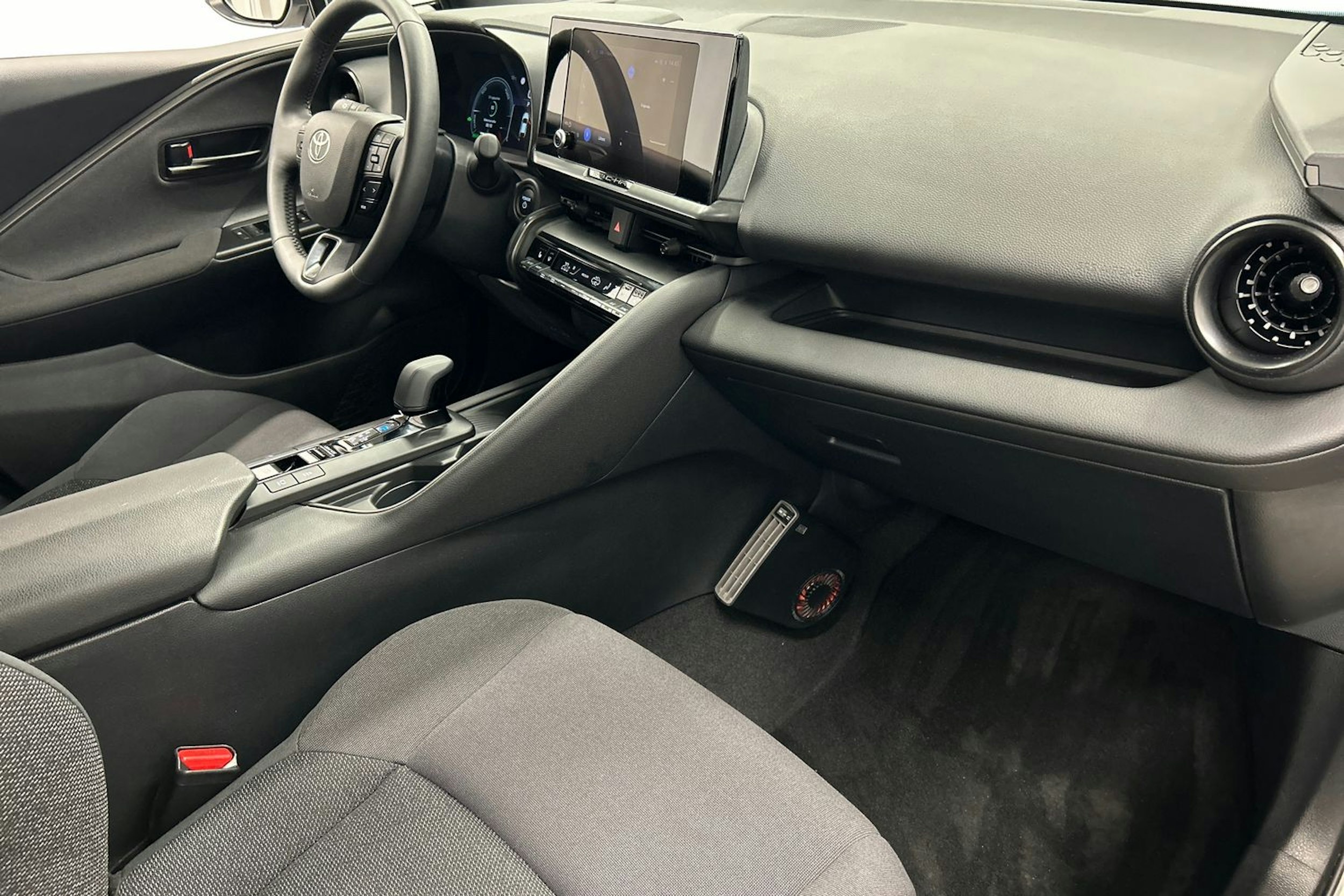 valkoinen Toyota C-HR 2024 kuva 16.
