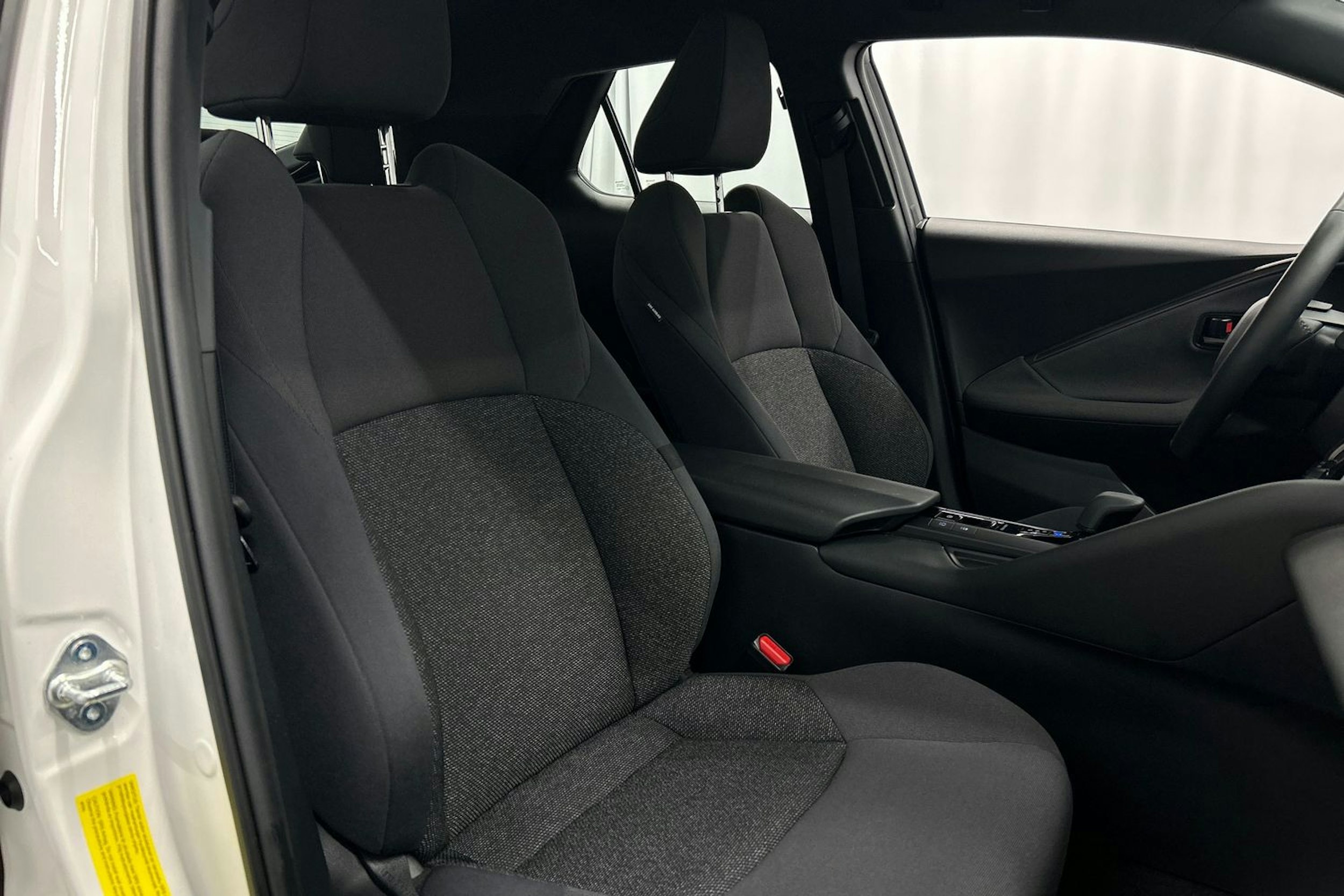 valkoinen Toyota C-HR 2024 kuva 17.
