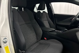 valkoinen Toyota C-HR 2024 kuva 17.