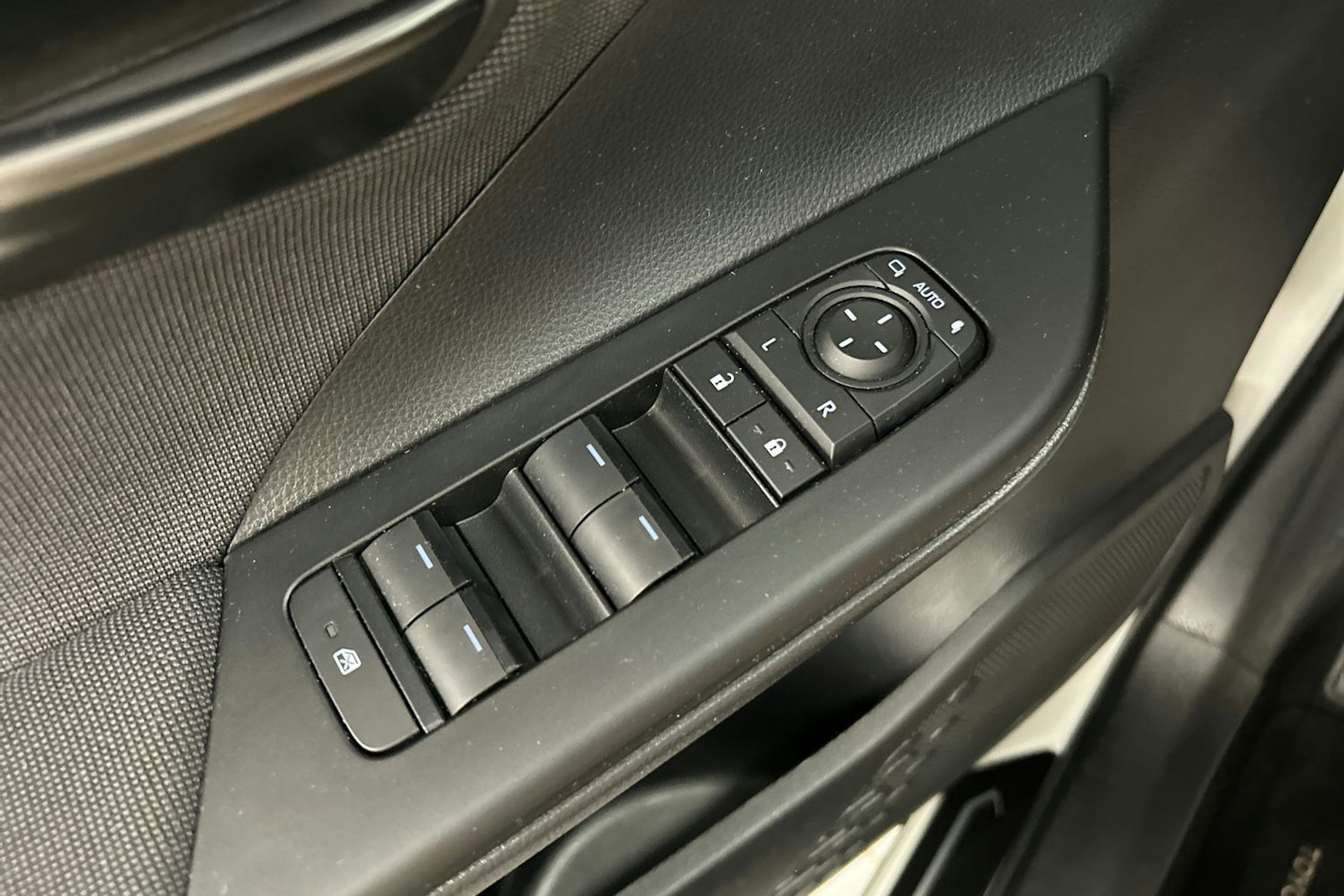 valkoinen Toyota C-HR 2024 kuva 20.