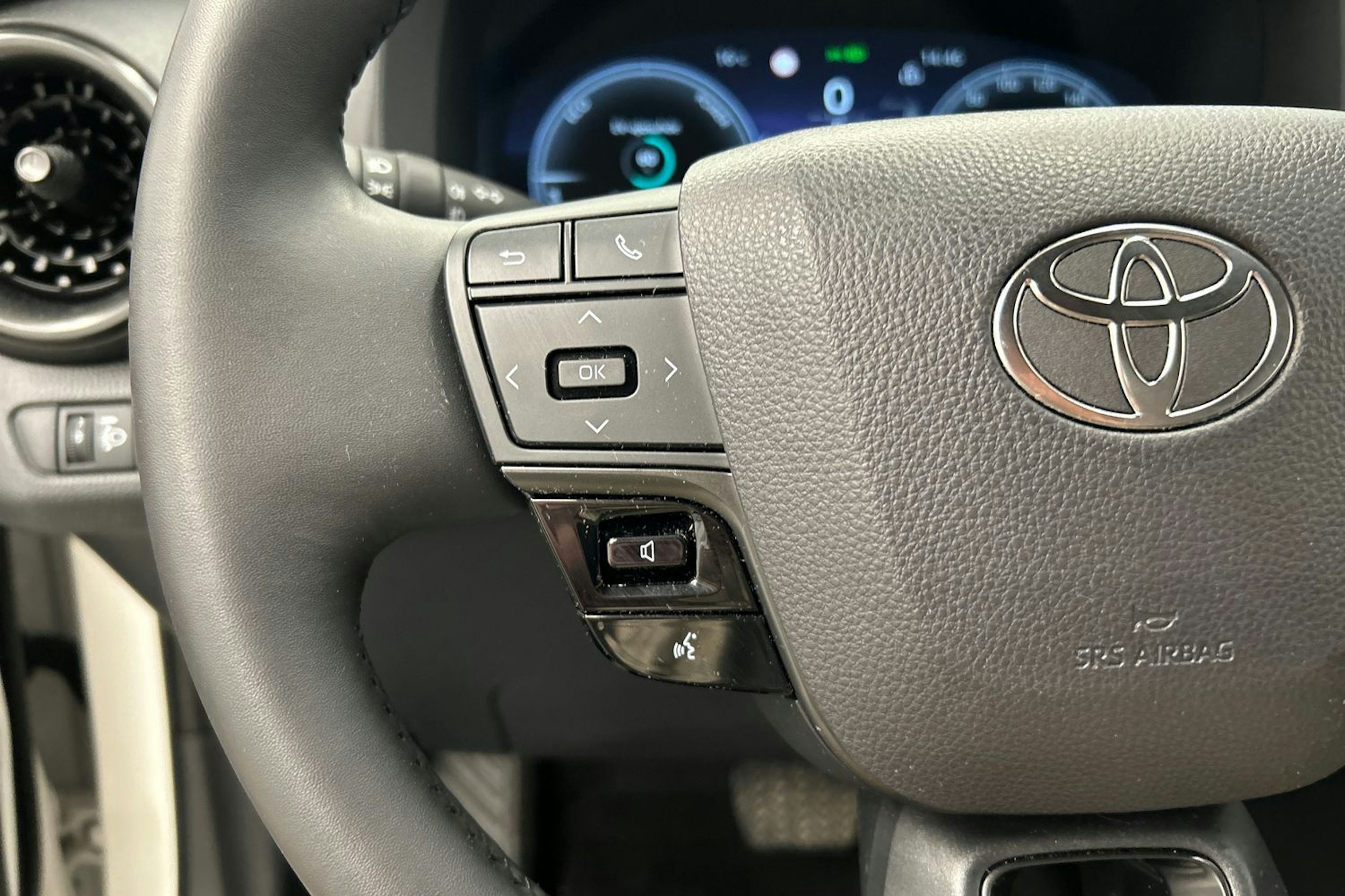 valkoinen Toyota C-HR 2024 kuva 23.