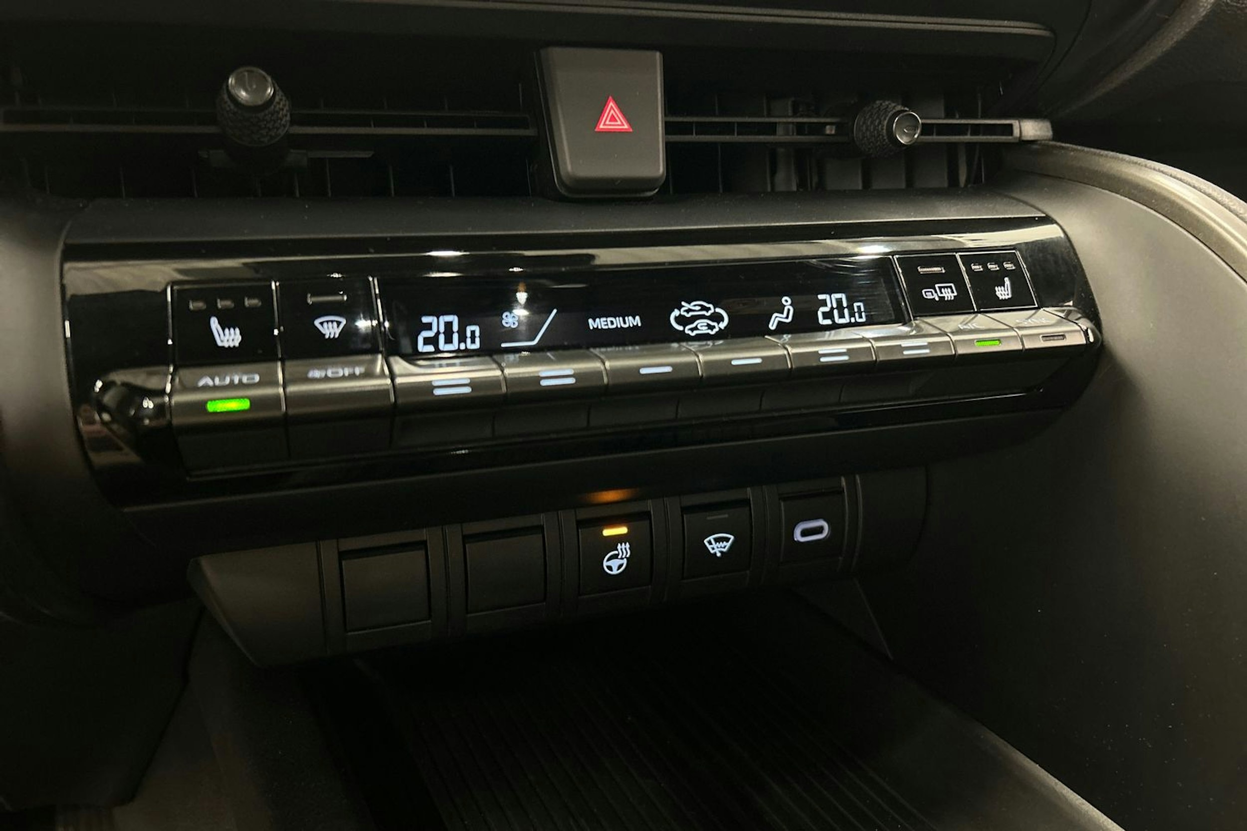 valkoinen Toyota C-HR 2024 kuva 26.