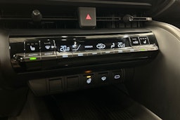 valkoinen Toyota C-HR 2024 kuva 26.