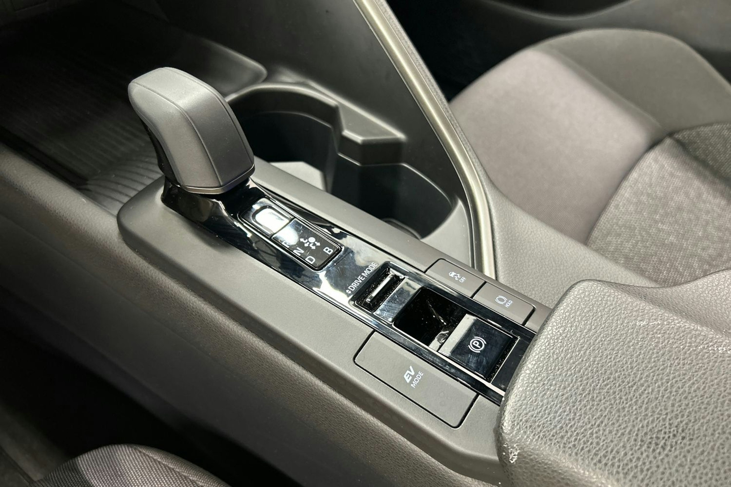 valkoinen Toyota C-HR 2024 kuva 27.