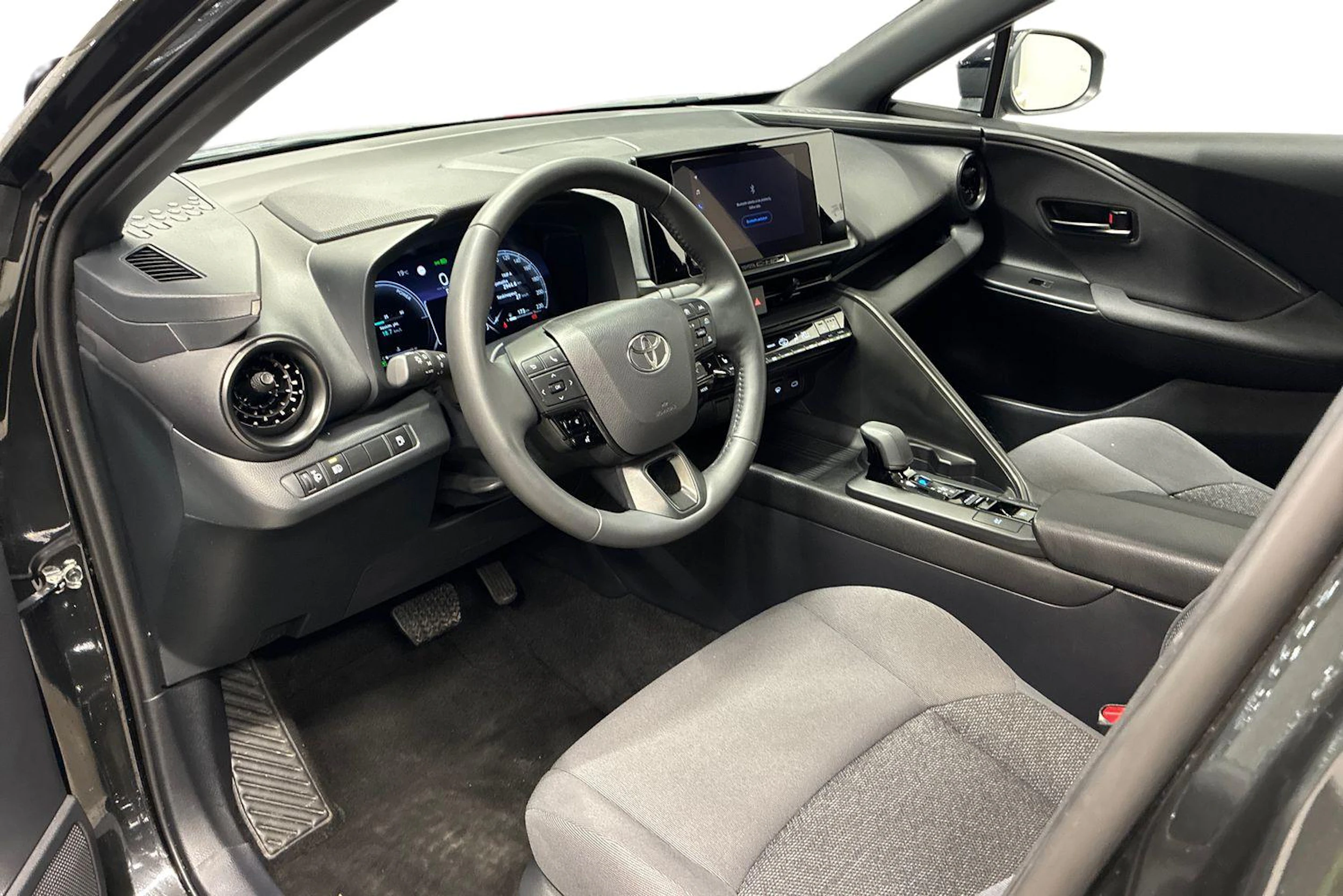 musta Toyota C-HR 2024 kuva 6.