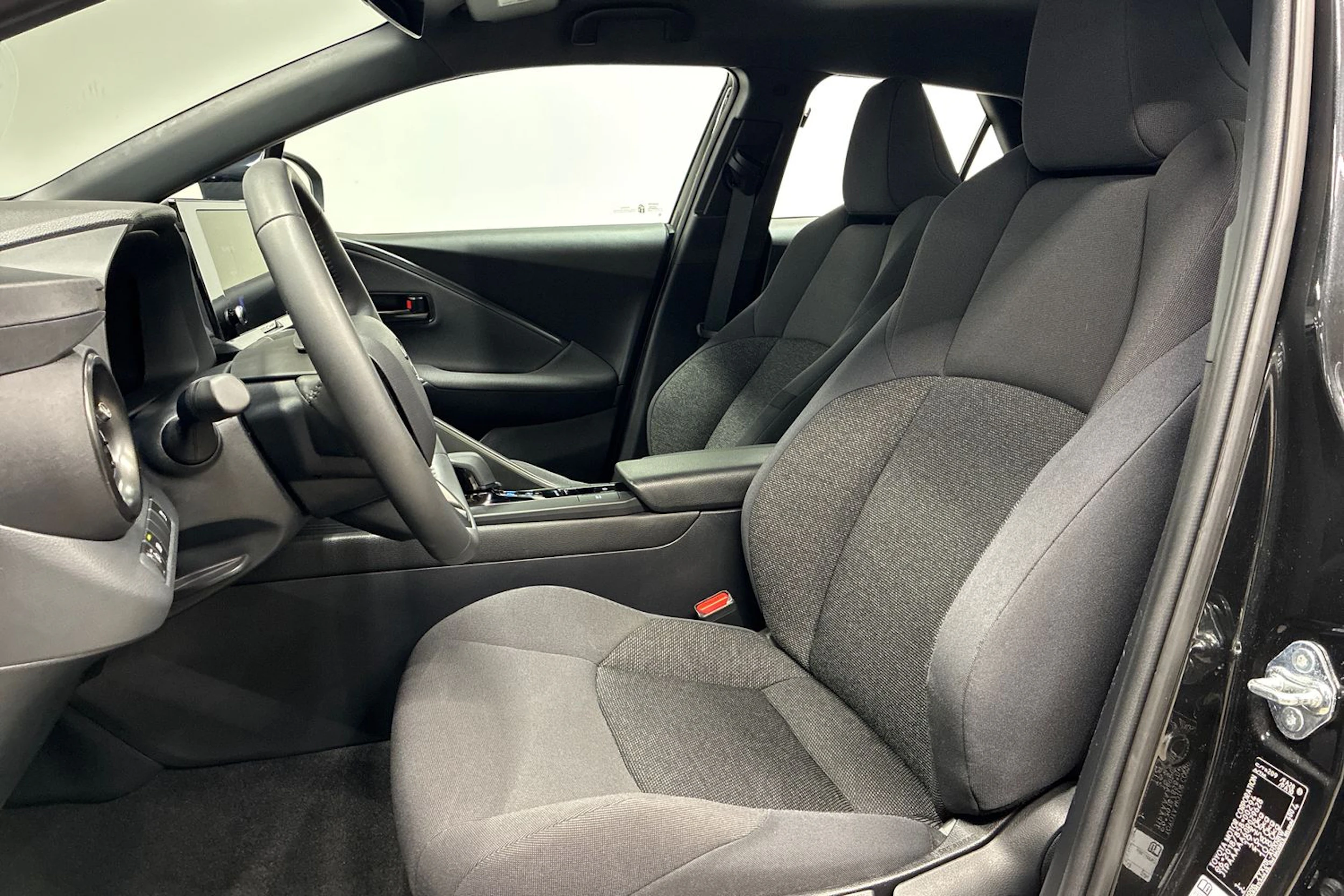 musta Toyota C-HR 2024 kuva 22.
