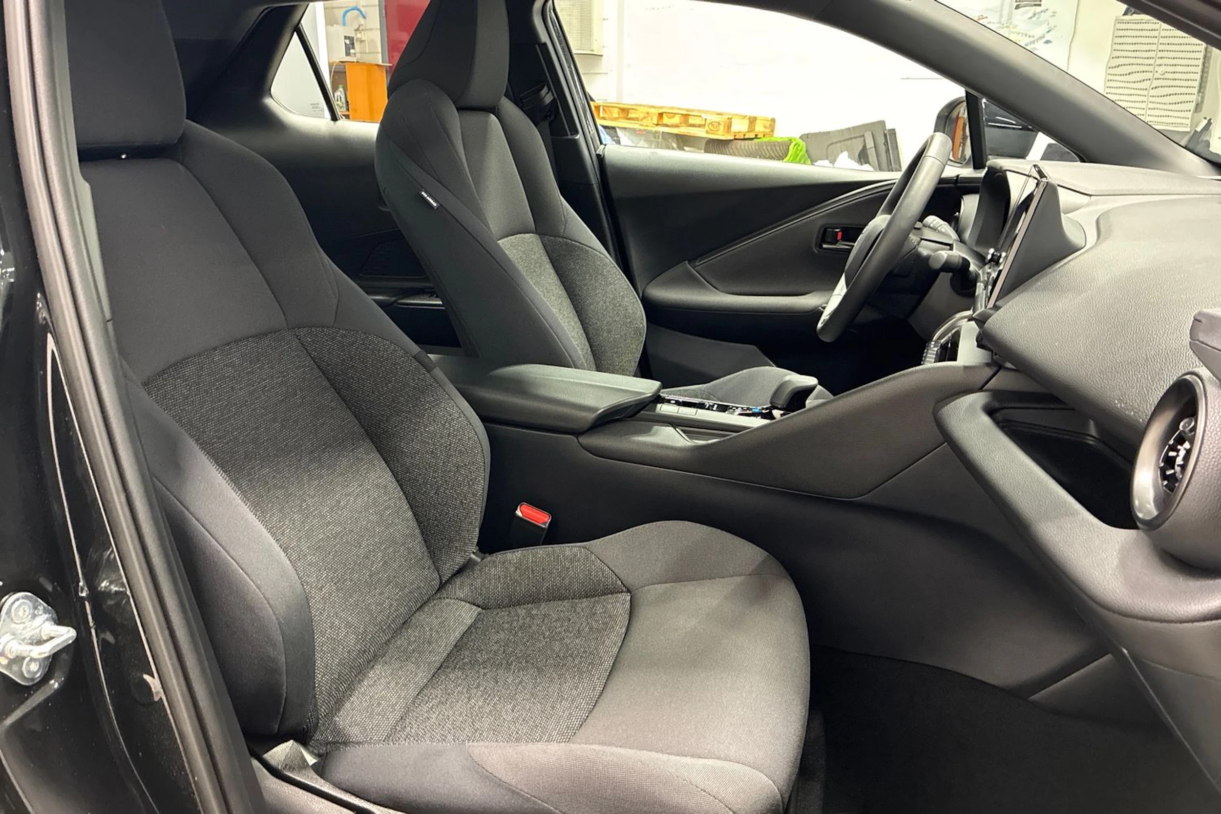 musta Toyota C-HR 2024 kuva 25.