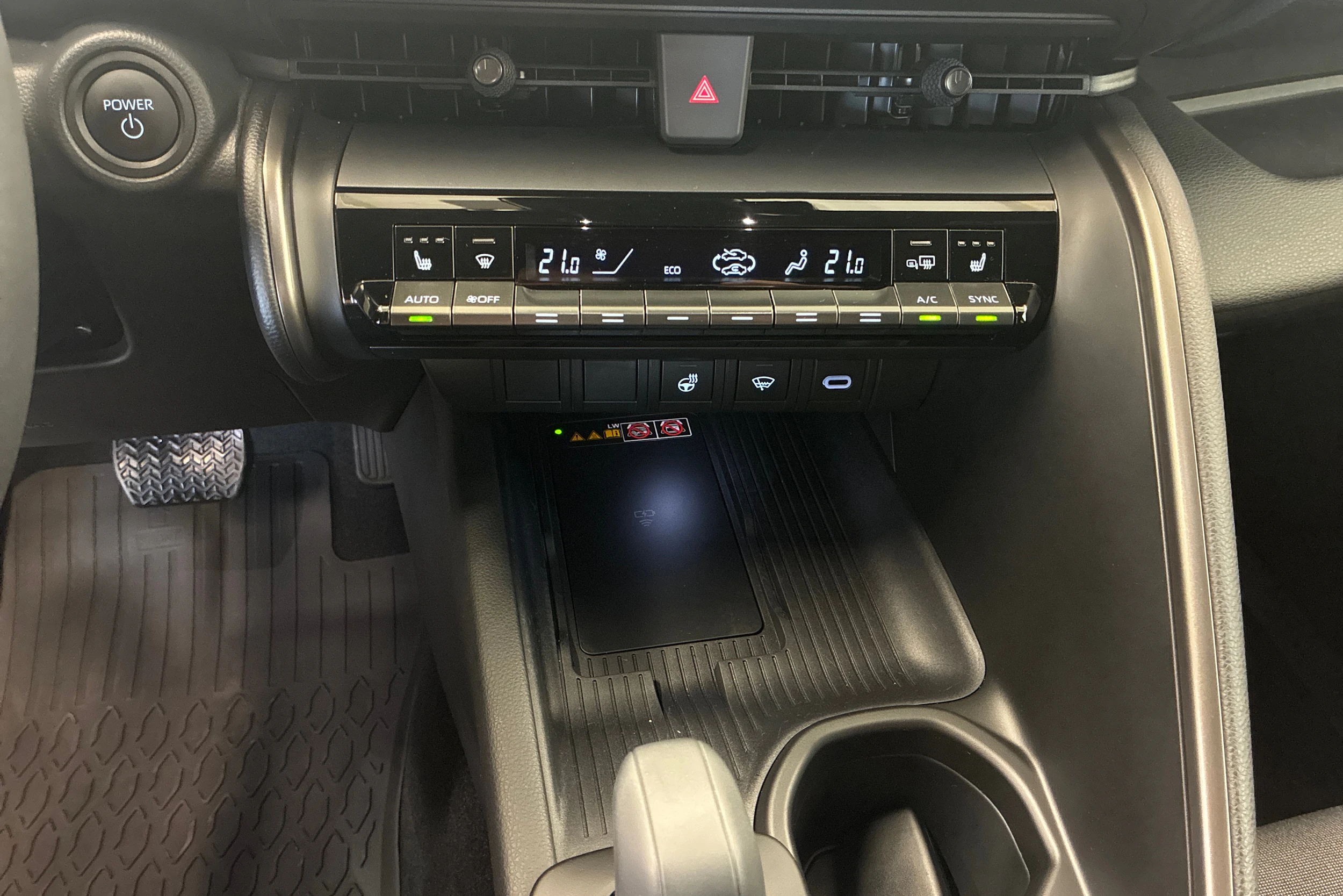 valkoinen Toyota C-HR 2025 kuva 23.