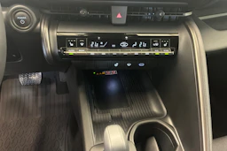 valkoinen Toyota C-HR 2025 kuva 23.