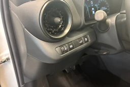valkoinen Toyota C-HR 2025 kuva 26.