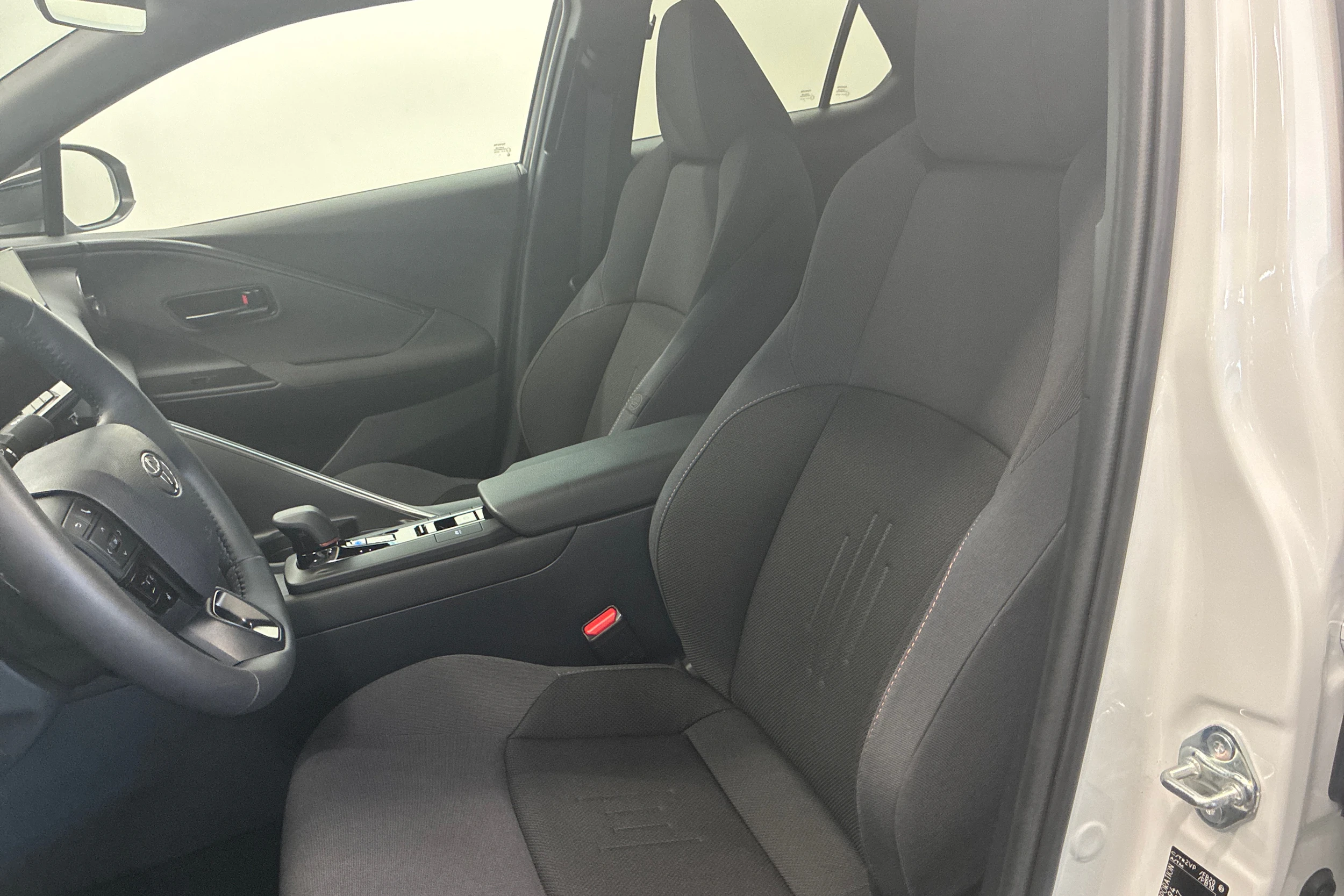 valkoinen Toyota C-HR 2025 kuva 27.